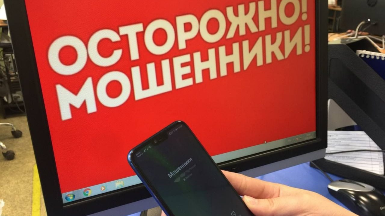 МТС запустил уведомления членов семьи о звонках мошенников MTSS МТС запустил функцию уведомлений о мошенниках в семейной подписке Защитник для семьи владелец подписки сможет получать СМС и пуш уведомления если злоумышленники звонят членам семьи В подписку также входит сервис блокировки мошеннических и спам звонков страхование от телефонного мошенничества на сумму до 1 5 млн руб и функция Безопасный звонок которая во время разговора предупреждает пользователя голосовым уведомлением о возможном мошеннике jkinvest news jkinvest