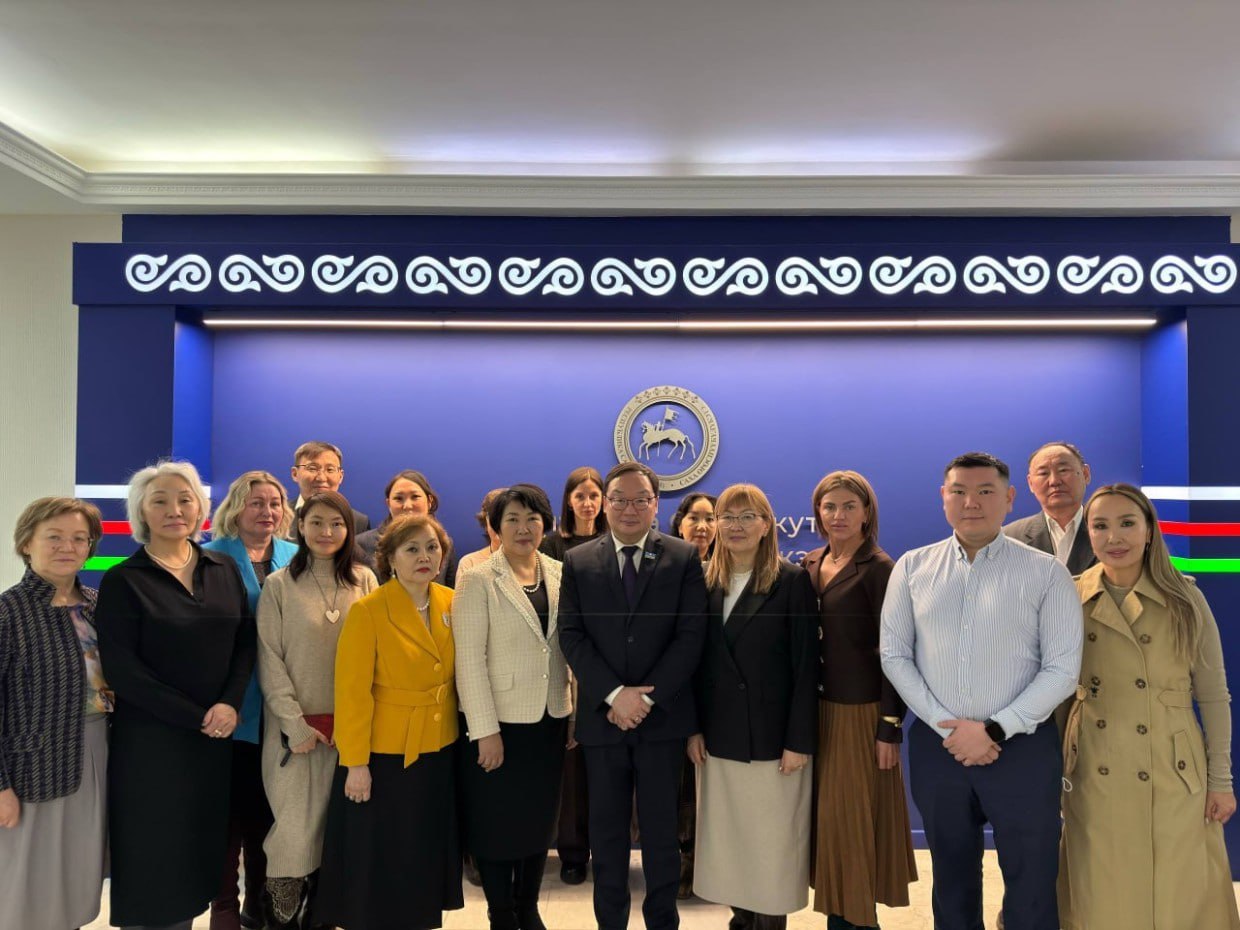 Правительство Якутии призвало частные клиники отказаться от абортов Вице премьер Якутии Георгий Степанов на встрече с руководителями частных клиник подчеркнул что эта инициатива полностью соответствует целям национального проекта Семья и демографической стратегии государства направленной на выполнение стратегического поручения президента России по повышению рождаемости Несмотря на то что Якутия является лидером по рождаемости на Дальнем Востоке и входит в десятку лучших регионов страны проблема высокого числа абортов требует решительных действий добавил вице премьер Министр здравоохранения региона Лена Афанасьева выразила поддержку частным клиникам готовым отказаться от детоубийств отметив что региону с огромной территорией жизненно необходимо увеличение численности населения а совместные усилия власти и бизнеса помогут в достижении этой цели Власти напомнили что в государственных медицинских учреждениях Якутии уже не первый год успешно работают обязательные консультации для женщин в состоянии репродуктивного выбора с привлечением врачей психологов и социальных работников Теперь частным клиникам предложено внести свой вклад в улучшение демографической ситуации рассмотрев возможность добровольного отказа от проведения абортов Ранее Якутия стала 30 регионом России где запретили склонять женщин к абортам Патриаршая комиссия по вопросам семьи