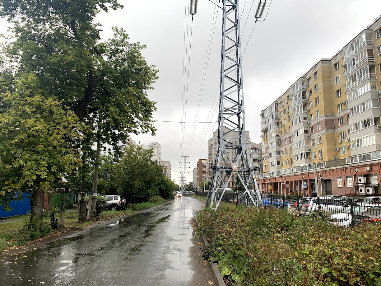 Квартал частного сектора у омского парка расселят Минстрой мэрия и застройщик подписали трёхсторонний договор о комплексном развитии территории по улице Маяковского между 7 и 8 Линиями Срок действия соглашения семь лет рассказал в своём телеграм канале Сергей Шелест На участке площадью 0 7 гектара планируется построить многоэтажный жилой дом площадью не менее 7 8 тысячи квадратных метров На этой территории находятся 14 индивидуальных домов которые не признаны аварийными Их собственники смогут заключить договор с застройщиком компанией Специализированный застройщик На Маяковского и получить компенсацию за жильё по рыночной стоимости Om1 Omsk