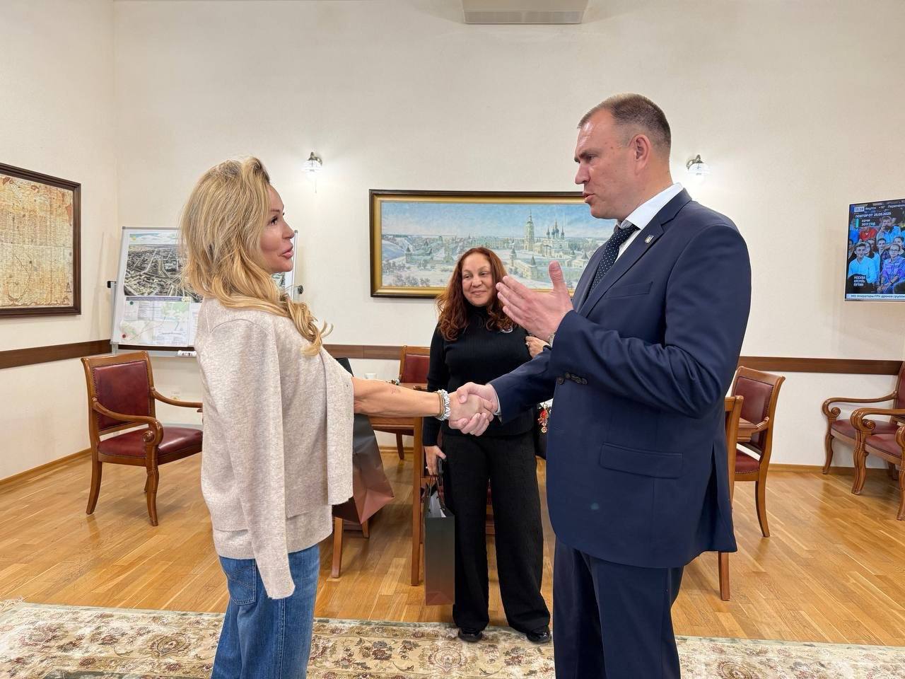 В Тобольск приехала легенда синхронного плавания Елена Азарова - двукратная олимпийская чемпионка, чемпионка мира, семикратная чемпионка Европы, двукратная чемпионка СССР.  Обсудили перспективы развития этого красивого и сложного вида спорта в нашем городе. Елена Юрьевна высоко оценила наши возможности, в частности, современную инфраструктуру, побывали в Центре гимнастики. Договорились о проведении спортивных сборов в августе. Уверен, что это станет отличной площадкой для подготовки спортсменов.  Тобольск обладает потенциалом для проведения состязаний самого высокого уровня, включая всероссийские. У нас 3 бассейна - мы готовы и к соревновательному, и тренировочному процессу. Наша задача – создать необходимые условия и привлечь талантливых спортсменов. Впереди много работы, но я вижу большой интерес и готовность двигаться вперед.