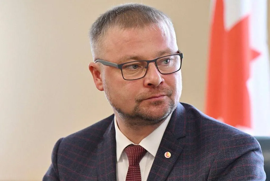 Экс главу Минсельхоза Удмуртии Михаила Юдина задержали по делу о наркотиках По данным следствия его машину остановили на трассе чиновник был в состоянии опьянения и отказался от освидетельствования Позже его арестовали на 2 суток При обыске дома нашли более 10 г запрещённых веществ Юдин признал вину Ему грозит до 3 лет колонии Прямой эфир