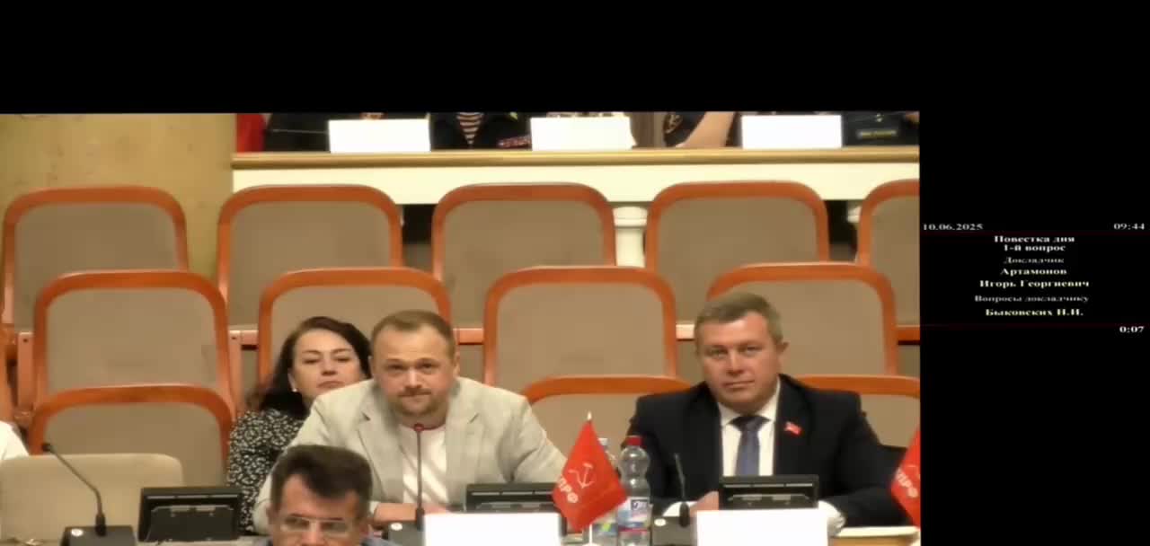 Губернатор Артамонов отвечает на критику депутата Быковских в ходе отчета