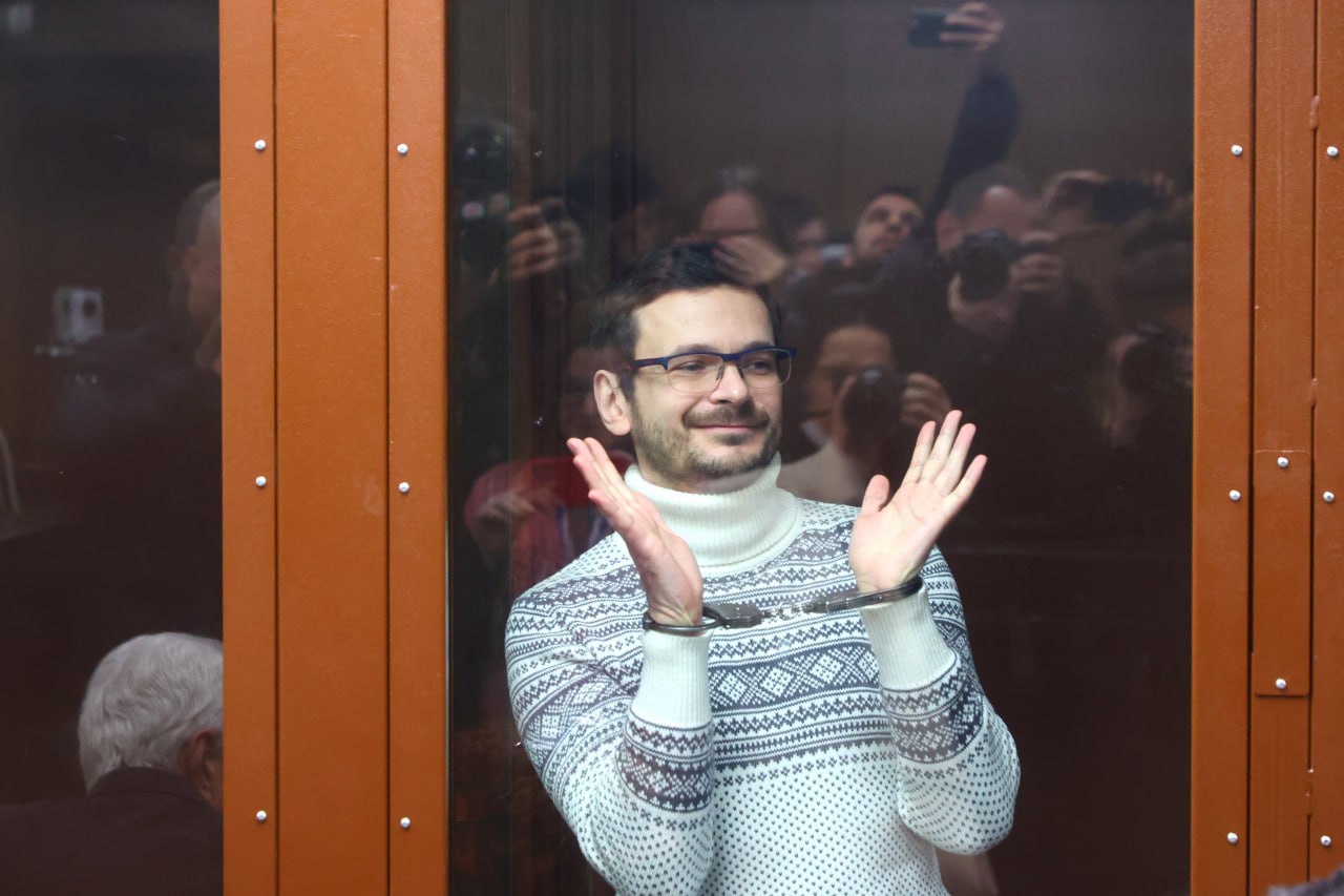 Суд заочно приговорил бывшего муниципального депутата Москвы Илью Яшина внесен в России в реестр иноагентов к 1 году 10 месяцам колонии за уклонение от обязанностей иностранного агента Об этом сообщила прокуратура столицы Также Яшин на 2 года 10 месяцев лишен права заниматься деятельностью связанной с администрированием сайтов с использованием электронных или информационно телекоммуникационных сетей в том числе сети Интернет Фото Sergey Petrov news ru Global Look Press РБК в Telegram и MAX