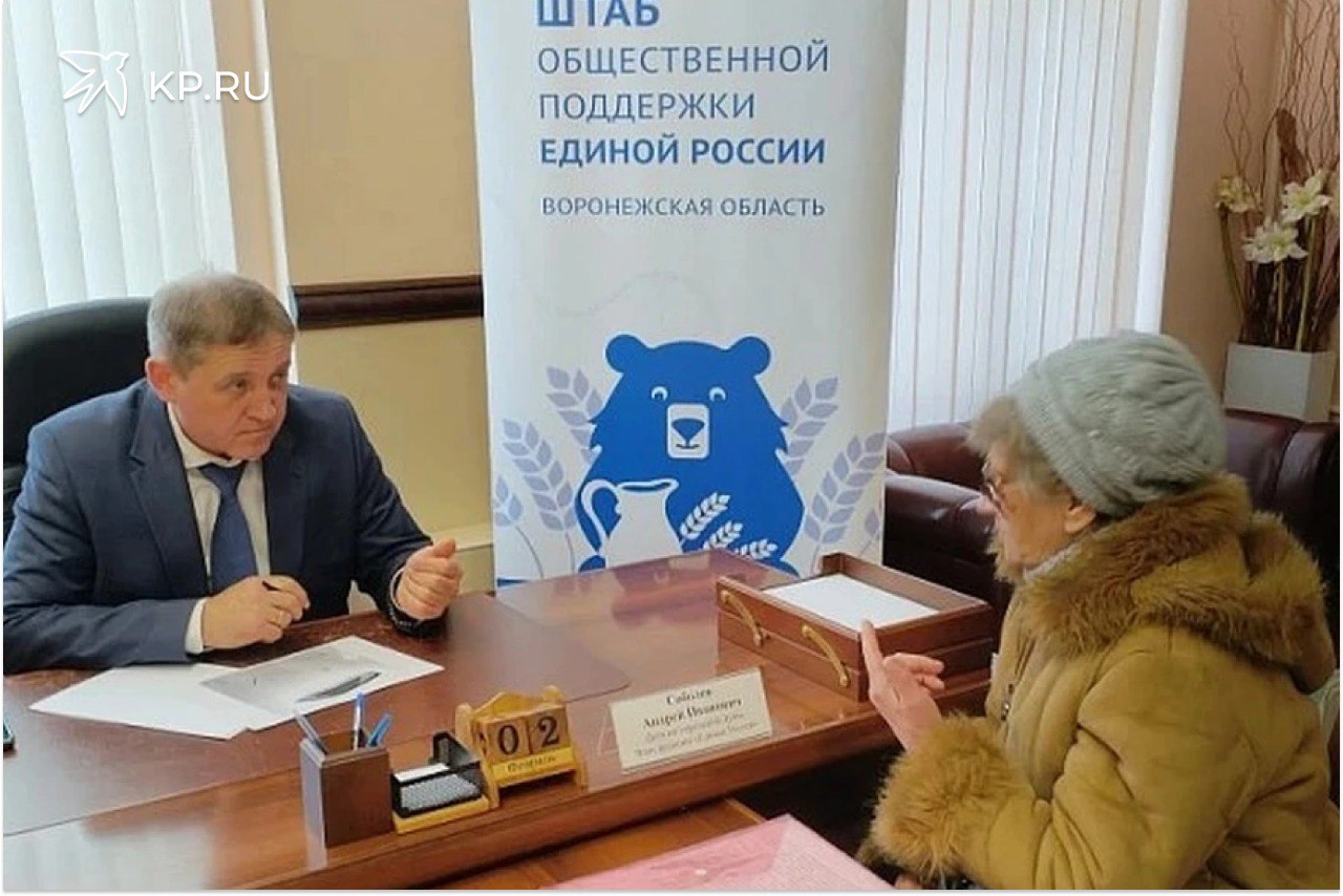 Воронежцы попросили депутата помочь с протекающей крышей и бесхозной канализацией Одна из тревожных ситуаций сложилась в двухэтажном доме на улице Силикатной 15 Из за протекающей крыши в одной из квартир обрушилась штукатурка с потолка По словам жильцов падающие обломки сдержал лишь натяжной потолок что предотвратило возможные травмы Пожилая хозяйка квартиры безуспешно обращалась в управляющую компанию и была вынуждена самостоятельно разбирать последствия разрушения Андрей Соболев направил на адрес специалистов для оценки ущерба По итогам экспертизы он пообещал организовать ремонт кровли и установку нового потолка Подробнее