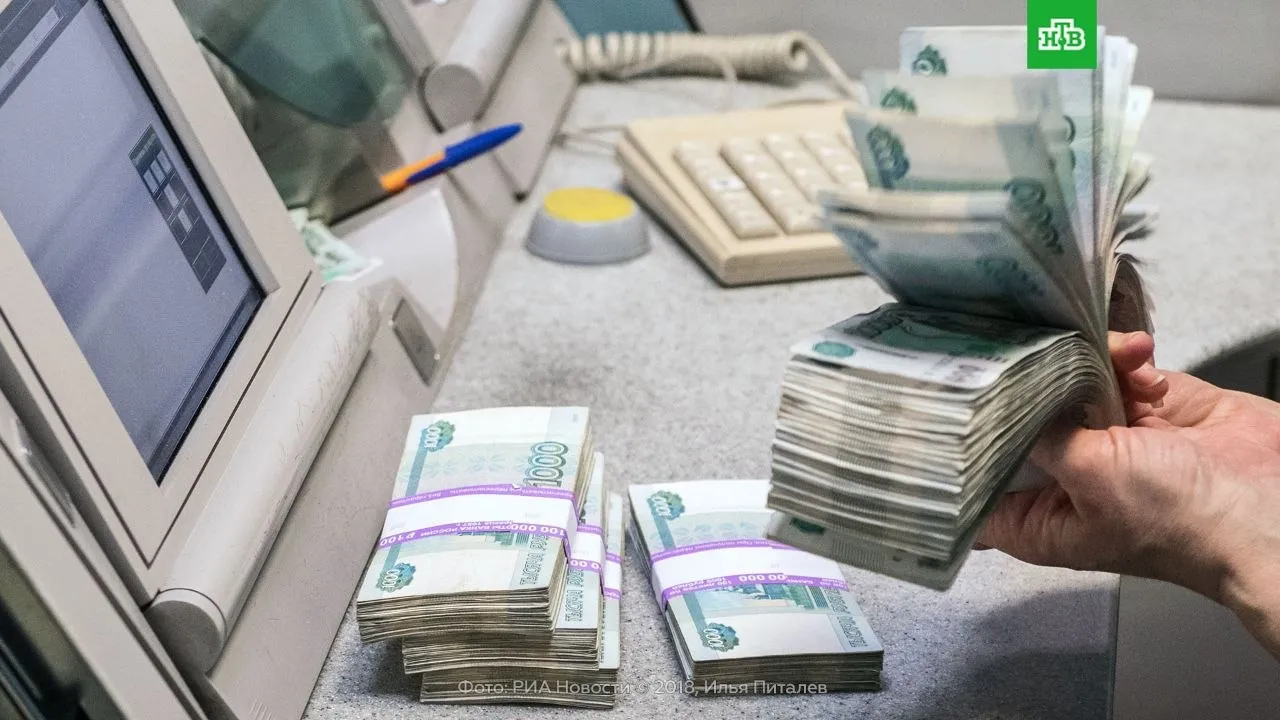 Почти 163 миллиона рублей отдала мошенникам пенсионерка из Петербурга 75 летняя женщина проживающая на Большой Разночинной улице рассказала что получила деньги и золотые слитки весом 8 8 кг в наследство от покойного мужа Это была проданная доля одного из крупных предприятий В апреле ей под видом сотрудников ФСБ позвонили аферисты и убедили задекларировать накопления и ценности Целый месяц пенсионерка передавала курьеру мошенников наличные и золото а 15 мая всё же решила обратиться в полицию В итоге курьера задержали спустя несколько часов однако ни слитков ни денег у него уже не было Подписаться на НТВ Петербург МАКС