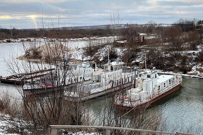 Соглашение между правительством Кировской области и Росморречфлотом заключат до конца года.  Оно позволит с 2025 года провести дноуглубительные работы на Вятке, благодаря чему круизные суда смогут заходить с Камы и Волги и следовать до Вятских Полян.  Об этом договорились во время выездного совещания в поселке Медведок Нолинского района.