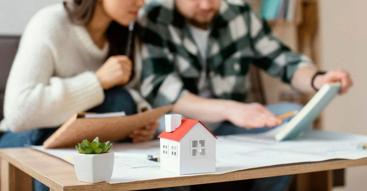 В Госдуме предложили ввести период "охлаждения" при продаже квартир По словам депутата Светланы Разворотневой, деньги должны замораживаться как минимум на неделю — примерно за такой срок человек может понять, что совершил ошибку, и исправить ее. "Деньги, которые поступают от продажи квартиры, должны замораживаться на неделю как минимум. Как правило, в течение недели происходит передача прав собственности на объект недвижимости", – сказала Разворотнева.