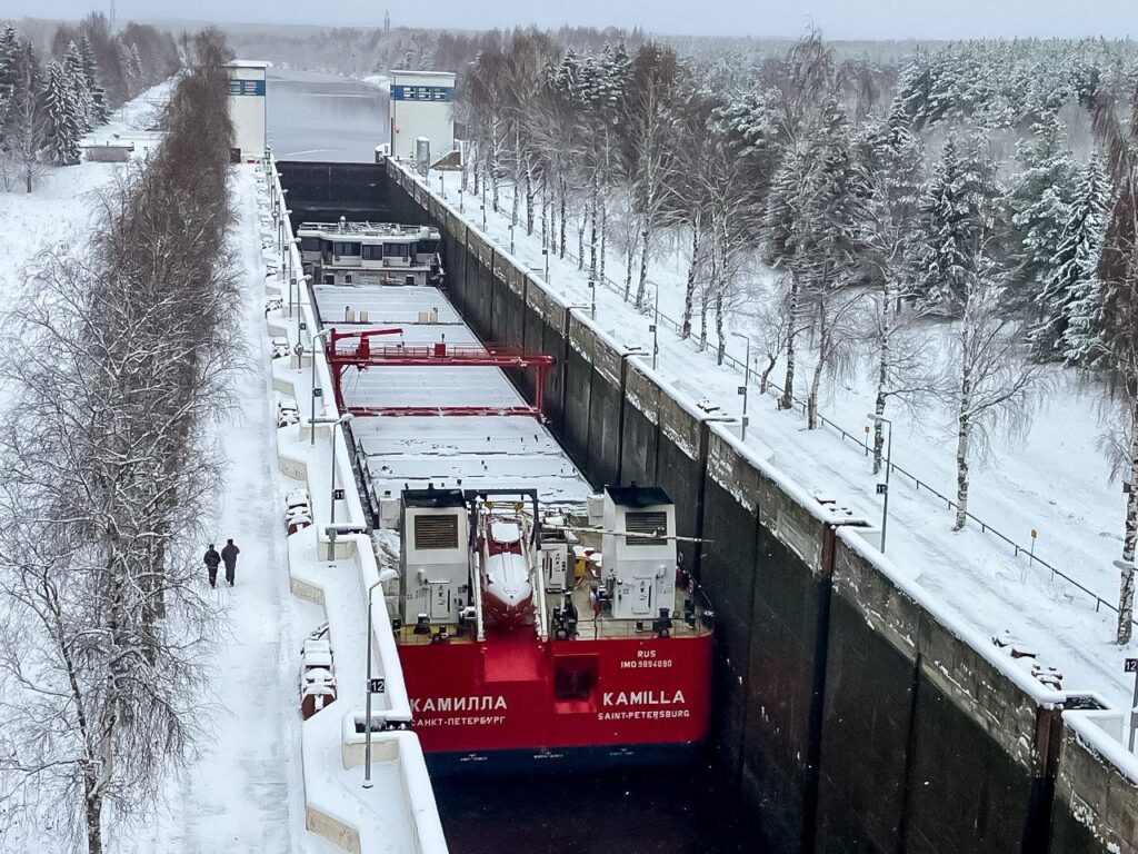 Замыкающий на Волго Балте   seanews ru 2025 11 24 ru zamykajushhij na volgo balte В навигацию наблюдался рост как судопотока так и объёмов перевезённых грузов по Волго Балтийскому одному пути Как сообщается на сайте Федерального агентства морского и речного транспорта всего было выполнено 18 6 тыс рейсов перевезено 13 3 млн тонн грузов больше прошлогодних показателей на 4 и 7 соответственно Наиболее значительно выросли перевозки металлов на 59 Объёмы строительных