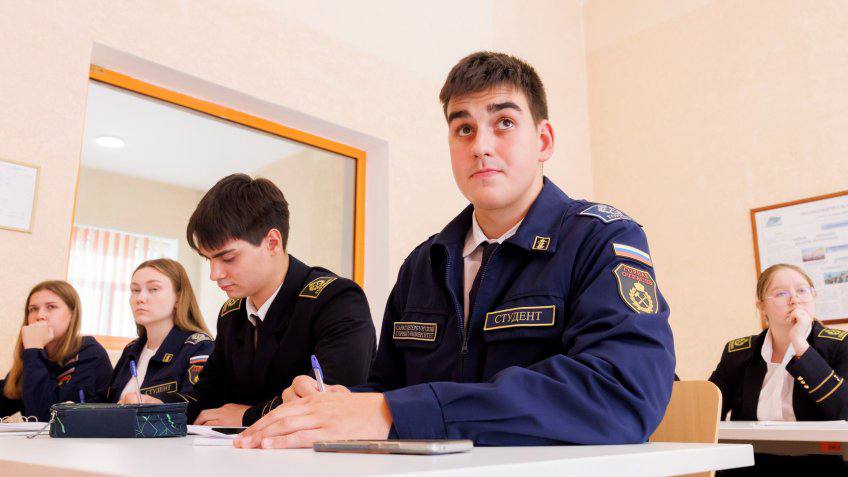Как учатся в Санкт Петербургском горном университете дети бойцов СВО В этом году российские вузы приняли рекордное количество участников СВО и их детей 28 383 человека По данным Минобрнауки это на 74 больше чем в прошлом году Под эту категорию абитуриентов высшие учебные заведения выделили не менее 10 бюджетных мест по каждому из своих направлений Согласно закону принять участника спецоперации и членов его семьи могут без экзаменов если родитель погиб получил ранение имеет статус Героя России или Орден Мужества Дети участников и ветеранов спецоперации не имеющих увечий поступают по результатам ЕГЭ но в рамках отдельного конкурса Как рассказали в приемной комиссии Санкт Петербургского горного университета императрицы Екатерины II в августе было зачислено 126 таких студентов что почти вдвое больше чем в 2024 м 69 человек Без экзаменов поступило 26 юношей и девушек а по результатам ЕГЭ еще 96 Самой большой популярностью пользовались такие специальности как Экономика Менеджмент Архитектура Строительство и Химическая технология Больше всего мест 34 у нас было выделено по направлению Нефтегазовые техника и технологии соответственно конкурс здесь был меньше А на экономике и менеджменте было всего по 4 5 свободных места и конкуренция была сильнее отмечает Денис Пеленев ответственный секретарь Приемной комиссии Горного университета Он добавил что в вузе стараются еще на этапе приема документов не только дать самую полную информацию об условиях и сроках поступления но рекомендуют подстраховаться и подать заявление о приёме сразу на несколько специальностей У нас можно выбрать три укрупнённых направления Ведь абитуриент может оказаться там где много таких же как он ребят льготников у которых баллы могут быть выше и соответственно он может не поступить А взяв курс на две три специальности риск остаться без университета ниже По тем специальностям где нет альтернативы таких как архитектура менеджмент вуз в этом году принял четырех ребят которые не прошли по конкурсу Было принято решения обучать их за счёт собственных средств вуза говорит Денис Пеленев Если пробелы в знаниях все же есть в старейшем техническом вузе предлагают всем желающим дополнительные занятия по физике математике и химии Они проводятся бесплатно со студентами имеющими недостаточный уровень знаний по школьным дисциплинам в формате факультативов После такого ликбеза студенты более уверенно сдают зачеты и экзамены В дальнейшем уровень знаний каждого студента напрямую зависит от его стараний посещения занятий и целеустремленности Как проходит адаптация детей бойцов СВО в университете описывает Форпост Северо Запад Читайте вместе с нами новости Университетов РФ