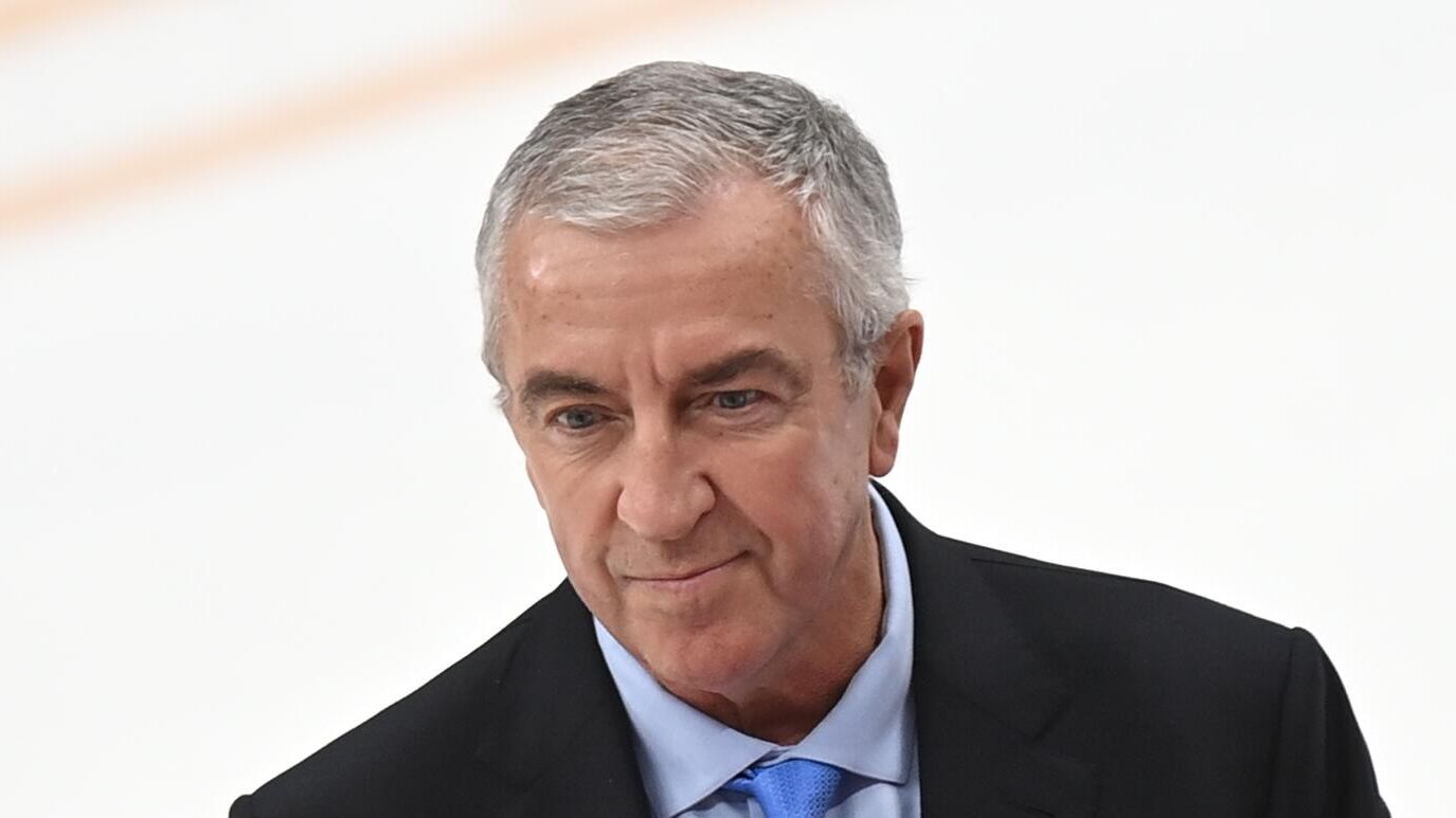 Некоторые элементы стадиона для проведения хоккейного турнира могут не успеть достроить до начала зимних Олимпийских игр в Италии сообщает Sportsnet со ссылкой на слова президента Международной федерации хоккея IIHF Люка Тардифа По словам Тардифа отдельные элементы стадиона могут быть не полностью готовы к установленному сроку при этом ледовая площадка тренировочные территории и раздевалки будут построены к началу мужского хоккейного турнира Как отмечается IIHF не контролирует строительство поскольку за это отвечает Международный олимпийский комитет МОК и местные организаторы Это немного мало сказал Тардифф говоря о вместимости стадиона которая будет меньше ожидаемой и составит 11 800 зрителей Но это будет хорошая площадка для Олимпийских игр Я уверен в качестве инфраструктуры Ранее заместитель комиссара Национальной хоккейной лиги НХЛ Билл Дэйли допустил отказ игроков от участия в Олимпиаде в Италии из за плохого качества льда