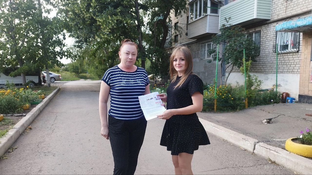 В последнее время участились случаи ДТП, в которых виновниками оказываются несовершеннолетние, управляющие транспортными средствами без водительского удостоверения. Эта тревожная тенденция не осталась без внимания.    Родительский патруль Ровеньковских школ акцентировал внимание на этой проблеме, проведя разъяснительную работу о недопустимости и опасности управления транспортом лицами, не имеющими водительских прав. Родителям и ученикам напомнили о строгой ответственности за передачу управления транспортным средством несовершеннолетним.    Для закрепления информации всем присутствующим были вручены памятки, содержащие основные положения законодательства и призывы к бдительности и ответственности.