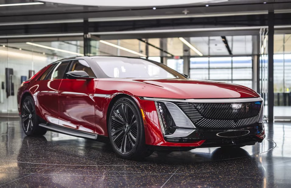 Cadillac Celestiq не оправдал ожиданий Флагманский электрокар Cadillac Celestiq оказался менее востребованным, чем ожидалось. В 2025 году планируют собрать лишь 25 экземпляров, и квоты пока не распроданы. Для сравнения, Aurus Senat в прошлом году продали в количестве 88 штук. 5,5-метровый лифтбек мощностью 600 л.с. с запасом хода до 480 км оценивается от $340 тысяч. Каждый автомобиль собирается вручную под заказ.