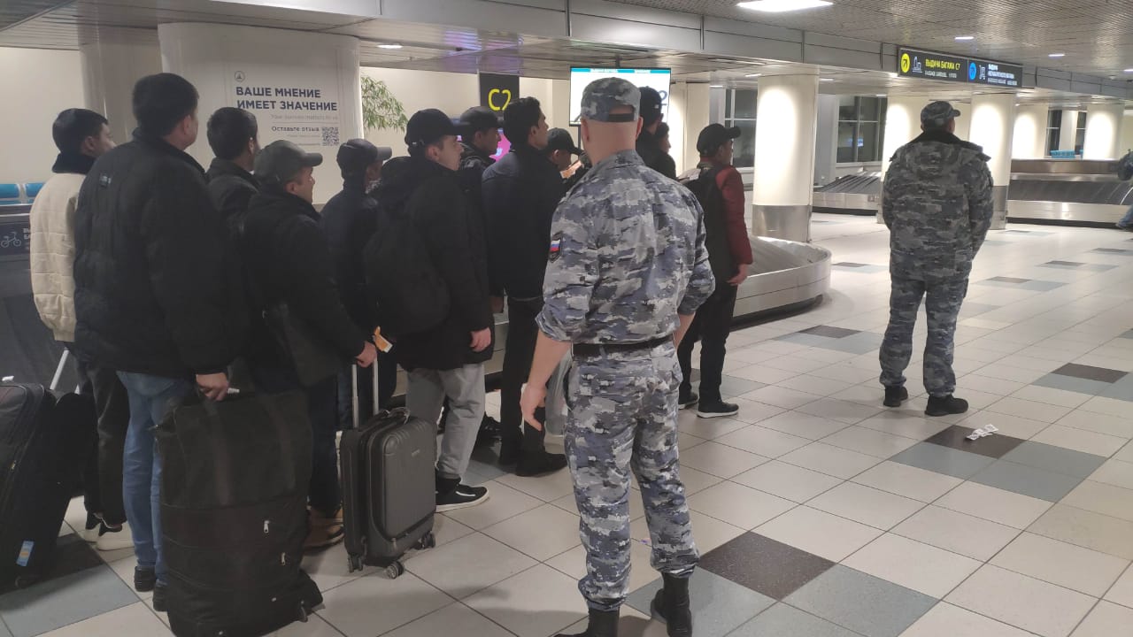Почти 130 нелегальных мигрантов выдворили из Ставропольского края С начала года на Ставрополье депортировали 127 иностранных граждан, незаконно находившихся на территории России. Об этом сообщает ГУФССП РФ по краю. Большинство мигрантов были жителями Туркменистана, Узбекистана, Азербайджана и Таджикистана. Всех нарушителей доставили до пункта пропуска через госграницу. Согласно российскому законодательству, выходцы из стран, не требующих визы для въезда в Россию, могут легально находиться на территории страны 90 дней. После истечения этого срока иностранцы должны покинуть РФ. Повторный въезд возможен только через 90 дней. После административного выдворения нарушители миграционного режима не могут въезжать в страну в течение 5 лет. Фото: ГУ ФССП РФ по СК