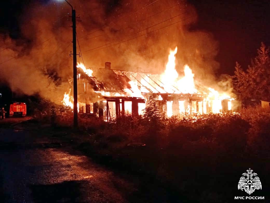 Ночной пожар в Починке  Сегодня в полночь в Починке загорелся деревянный одноэтажный расселенный дом. Пожарные МЧС России,  вызванные местными жителями, предотвратили распространение огня на расположенные неподалеку жилые дома и ликвидировали пожар. В результате строение полностью выгорело. Предварительно, причина случившегося – чье-то неосторожное обращение с огнем.   При пожаре немедленно звони по номеру «101»!    #МЧСРоссии #пожар