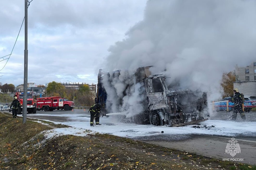 Пожарные потушили мусоровоз   Возгорание произошло на улице Тракторной у дома 1В. Водитель мусоровоза не пострадал, он успел вовремя покинуть машину.   Подписаться I Написать в редакцию