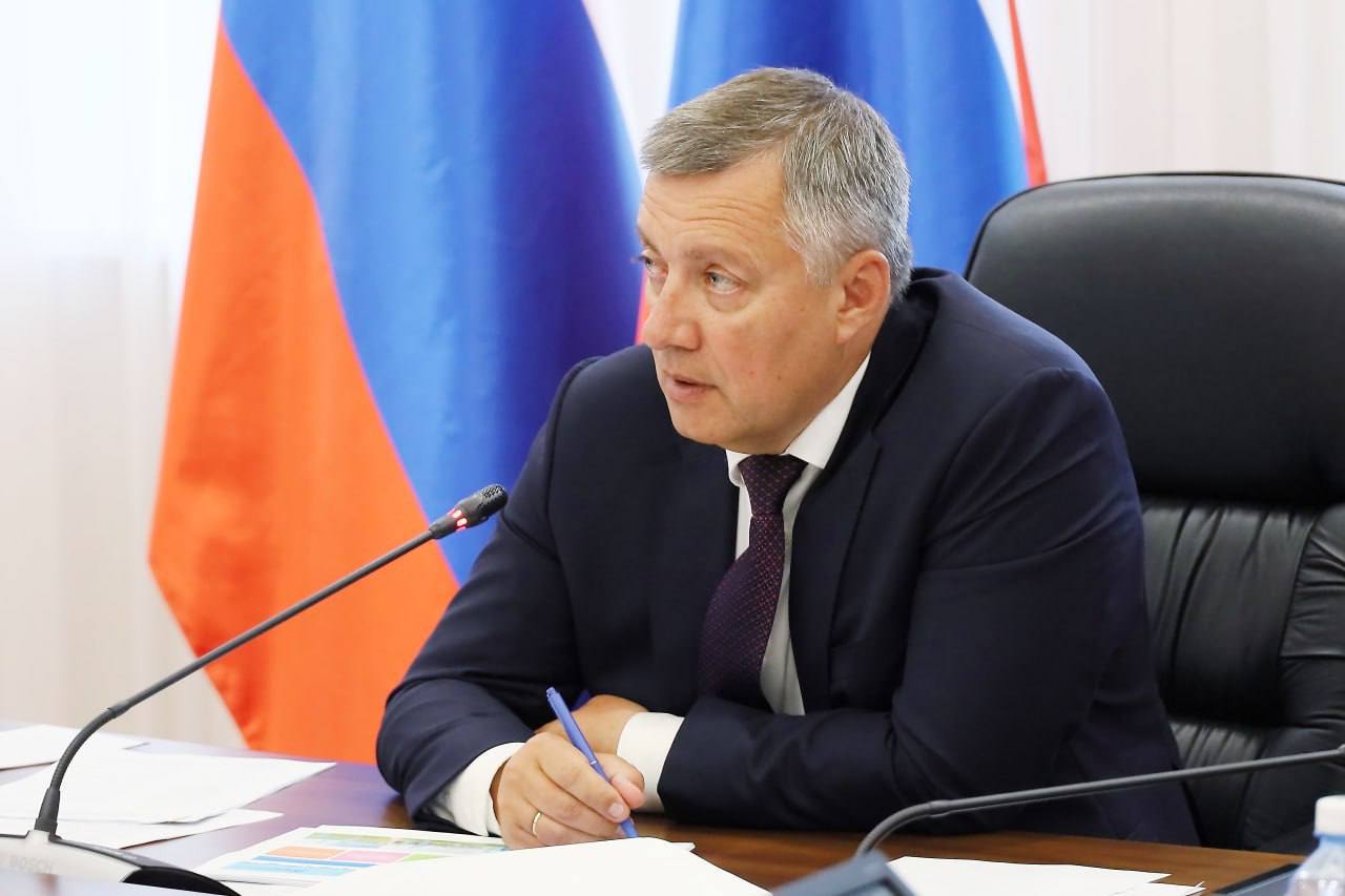 Половину участников форума «Байкал» составят молодые люди из Иркутской области Губернатор Иркутской области Игорь Кобзев провел заседание по подготовке к проведению международного молодежного форума «Байкал» в 2025 году. Он поручил выделить молодежи Приангарья не менее половины квот от общего числа участников. «В этом году важно сохранить высокую планку и провести форум «Байкал» безупречно. Необходимо, чтобы и наша молодежь, и гости региона ощутили гостеприимство Приангарья и Байкала. Особое внимание нужно уделить дофорумной работе с молодежью. Отдельно прошу проработать темы Года защитника Отечества и 80-летия Великой Победы. Важно, чтобы на каждой площадке были мероприятия по данным направлениям», – подчеркнул Игорь Кобзев. Форум пройдет с 11 по 15 августа в заливе Мухор на Малом море. Участниками станут 600 человек из Иркутской области, других регионов России и стран мира. Министр по молодежной политике Иркутской области Маргарита Цыганова напомнила, что регистрация участников форума продлится до 28 июня. Подробнее – на официальном портале Иркутской области