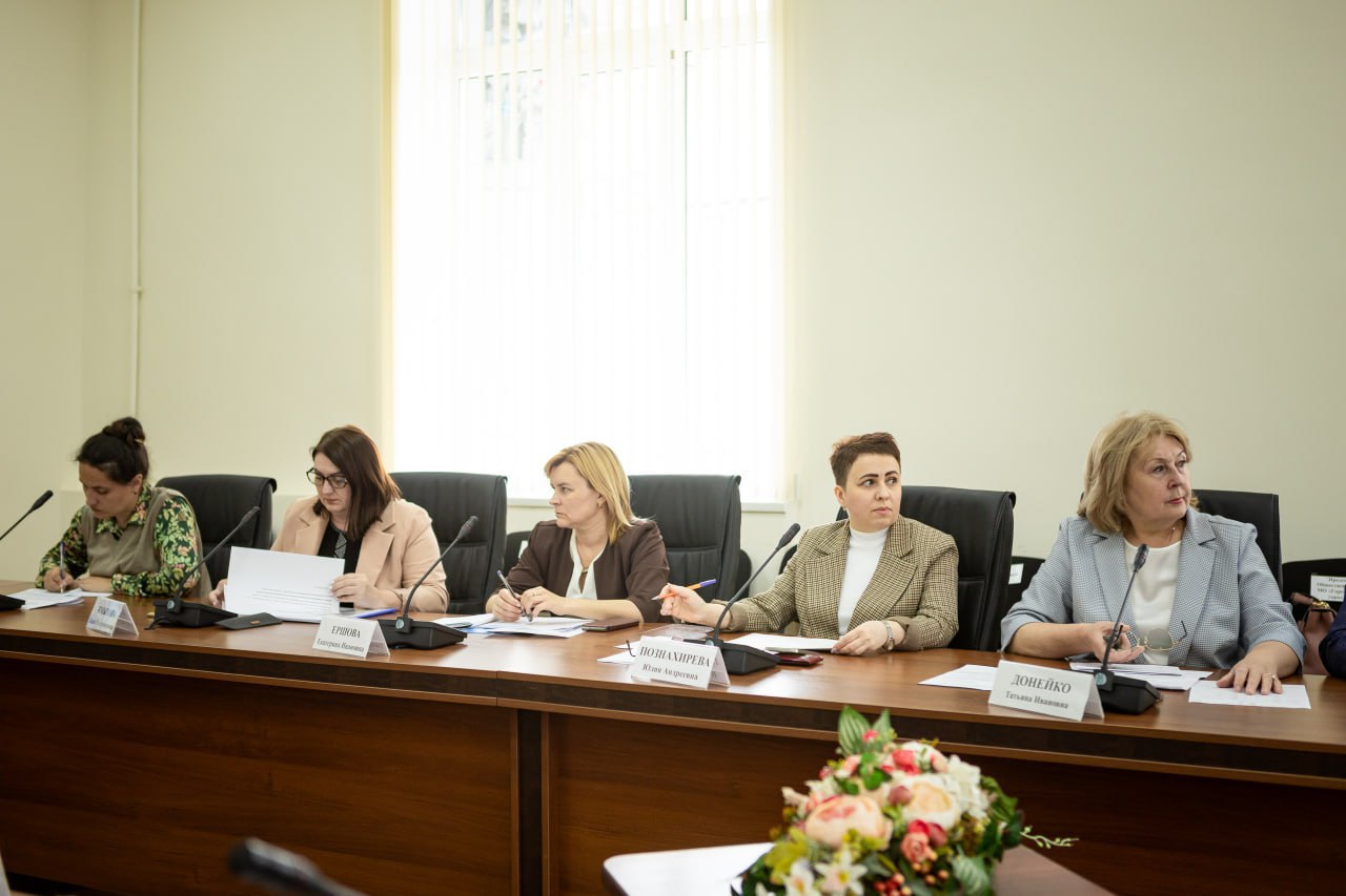 Рабочая группа региональной межведомственной комиссии по противодействию нелегальной занятости в Курске продолжает свою работу. Под председательством заместителя главы администрации города Людмилы Положенцевой состоялось заседание рабочей группы. В нём приняли участие работодатели, у которых сотрудники получают зарплату меньше минимального размера оплаты труда, а также меньше 35% от среднемесячного размера зарплаты в регионе, по соответствующему виду деятельности. На заседании представители городской администрации, налоговой службы, министерства труда и занятости, государственной инспекции труда, объединений работодателей и профсоюзов, входящих в рабочую группу, дали работодателям рекомендации повысить зарплаты сотрудников до минимального размера оплаты труда и до среднего уровня по региону для их профессий. Работа группы будет продолжена. Сообщать о фактах нарушения трудовых прав можно по телефонам «горячей линии»: — Государственная инспекция труда в Курской области: 52-98-32; — Администрация города: 55-48-66, 55-47-83; — Отдел правозащитной работы Союза Федерации организаций профсоюзов Курской области: 54-87-97. Фото: Рина Горлова