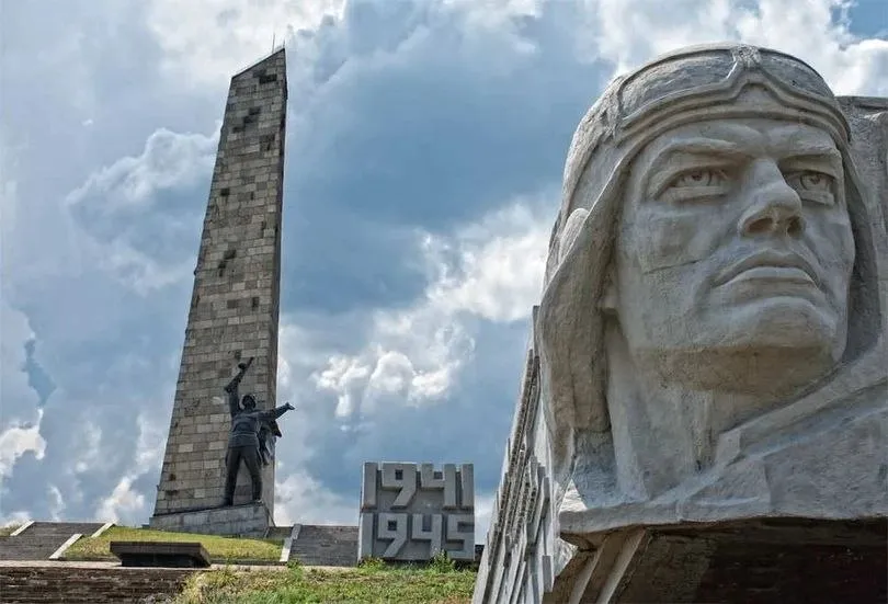Мемориальный комплекс Саур Могила В 1959 году на месте ожесточенных боев в Горловском районе Донецкой области была возведена первая часть комплекса стелла Позже он был дополнен горизонтальными пилонами посвященными пехоте танкистам артиллеристам и летчикам В 2022 году мемориальный комплекс практически разрушенный в 2014 году был восстановлен и расширен появились три новых пилона на которых изображены погибшие герои Донецкой Народной Республики Следы от обстрелов и взрывов на рельефах решили сохранить в назидание потомкам эстафетапамяти