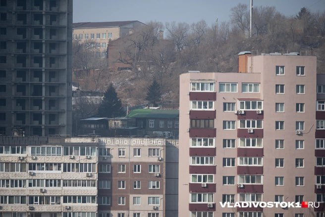 Во Владивостоке прошли общественные обсуждения проекта планировки и межевания территории в районе улицы Никифорова 10 итоги которых опубликуют 2 октября на сайте администрации Владивостока сообщили в пресс службе мэрии По проекту здесь не планируются значительные изменения лишь расширение территории детского сада а также строительство парковки и реконструкция магазинов Территория располагается внутри улиц Тихвинской Сафонова Никифорова 2 й Строительной а с севера доходит до территории трамвайного депо Ее общая площадь составляет 13 31 гектара В соответствии с проектом здесь будут строить дорогу для этого частично отрежут земельные участки 25 28 030017 284 25 28 030017 312 25 28 030017 115 25 28 030017 259 и 25 28 030017 240 Вместо гаражей в районе Никифорова 18 планируется создать плоскостную стоянку на 54 места а на стоянке в районе Никифорова 2 построить здание паркинг на 114 мест площадью 5700 квадратных метров Два магазина Продуктовый магазин на Никифорова Никифорова 20 строение 2 и магазин Ёрш планируют реконструировать Самое важное изменение касается детского сада 19 Теремок К территории двухэтажного здания 1956 года постройки планируется присоединить пустырь с незаконно установленными гаражами Возле 2 й Строительной 20б находится около 50 гаражей Сам садик в течение 10 лет ждет реконструкция после которой он сможет принять 120 детей В соответствии с планом также предполагается ремонт нескольких улиц и проездов Планируется что проект реализуют до 2040 года до 2030 года построят паркинг отремонтируют Никифорова Сафонова 2 ю Строительную и Тихвинскую Последнюю ждет расширение и асфальтирование вдоль частного сектора В планах строительство проезда от Тихвинской на Никифорова через дом 10 сейчас там грунтовка К 2035 году возле паркинга может появиться объект бытового обслуживания но пока точно неизвестно что это будет также к этому сроку реконструируют несколько проездов и обустроят стоянку Реконструкцию магазина и наливайки ремонт оставшихся в плане дорог завершат в последнюю очередь к 2040 году Подписаться