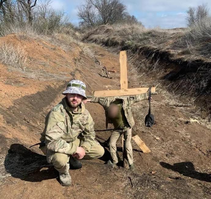 Вымогали деньги, били, распинали на кресте — будни ВСУ  В 211-ой понтонно-мостовой бригаде Сил поддержки ВСУ выбивали деньги из военных, которые употребляли алкоголь и совершали другие нарушения, а не желавших платить избивали, сообщают украинские СМИ со ссылкой на результаты расследования.  Сумма взятки за нефиксацию офицером нарушения составляла 5-20 тысяч гривен  около 12-50 тысяч рублей . В то время как официальный штраф за употребление алкоголя или наркотиков на службе во время военного положения — 17-34 тысяч гривен  около 42-84 тысяч рублей . Также за неуплату взятки военным угрожали переводом "на мясо" в пехоту.  Чаще всего подчинённых избивал командир одного из взводов в первом батальоне Владислав Пастух — сын начштаба и крестник комбрига Побережнюка. Именно он позирует на фото, где "провинившийся" военный привязан к кресту. Также журналисты обнаружили среди командования бригады множество других родственников Побережнюка.  Единственное юридическое последствие этой истории — Пастуха-старшого привлекли к административной ответственности за то, что он не оштрафовал своих подчинённых за употребление алкоголя. Военный за это отделался судебным штрафом в 34 тысячи гривен.  Ну, не казнить же его, в самом деле — ведь за дисциплину радел.  Знать больше с Украина.ру