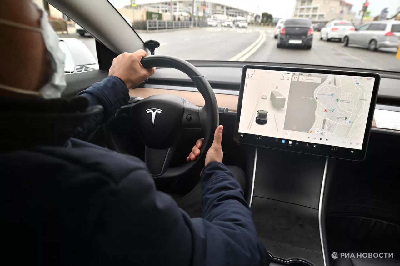 Tesla с середины февраля перестанет продавать систему автопилота FSD в своих машинах она будет доступна только по ежемесячной подписке сообщил Илон Маск На данный момент разовая покупка такой системы стоит 8000 а стоимость ежемесячной подписки составляет 99 Подписаться на РИА Новости экономика Все наши каналы