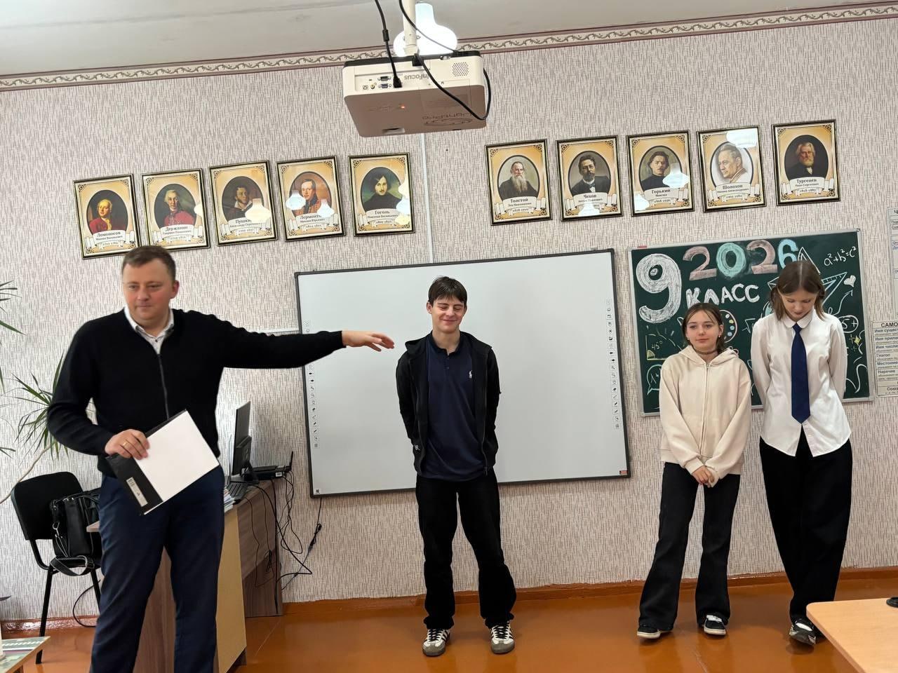 Новоайдарские школьники против экстремизма и терроризма Продолжая цикл встреч по противодействию терроризму и экстремизму с обучающимися школ Новоайдарского округа сотрудники Администрации провели очередные мероприятия в Муратовской и Гречишкинской школах В ходе встреч с ребятами были проведены не только беседы но и тематические игры которые помогли учащимся лучше понять опасность экстремистских идеологий и научили их распознавать признаки радикализации Такие интерактивные занятия способствовали формированию у школьников навыков критического мышления и умения противостоять негативному влиянию что является важным шагом в укреплении безопасности и гармоничного развития молодого поколения