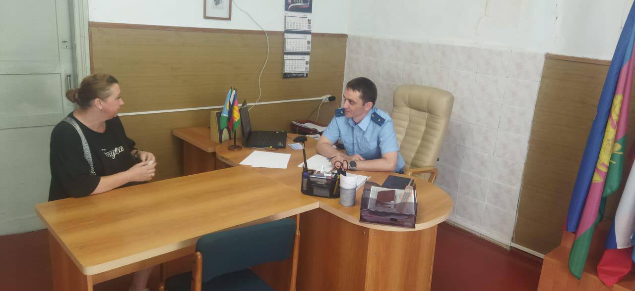 Прокуратурой Апшеронского района проведен прием граждан в Нижегородском сельском поселении Апшеронского района Заместителем прокурора района Сергеем Съемщиковым проведен личный прием граждан в Нижегородском сельском поселении. В ходе приема ряд вопросов, поступивших от граждан решен на месте, остальные обращения поставлены на контроль в прокуратуре района. Также гражданам разъяснены положения законодательства в сфере социальных прав, а также в сфере жилищно-коммунального хозяйства. Кроме того, в целях профилактики мошеннических действий, совершаемых с помощью информационных технологий, гражданам вручены памятки.