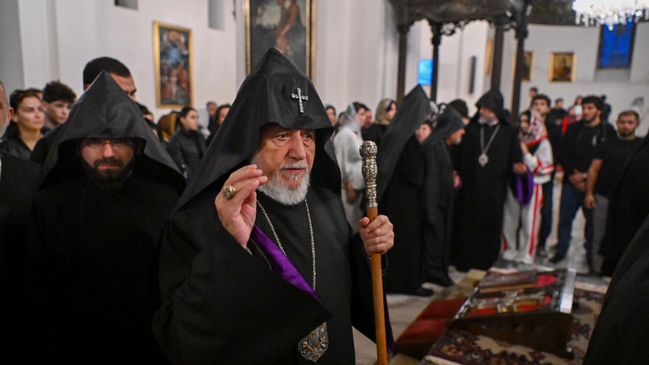 Следком Армении возбудил дело против Церкви из за расстриги Сарояна Следственный комитет Армении возбудил уголовное производство против Армянской Апостольской Церкви за неисполнение судебного акта по делу которое касается лишённого сана бывшего предстоятеля Масиацотнской епархии Геворка Сарояна ныне мирянина Армана Сарояна Сароян ранее пытался через суд Армвавирской области добиться восстановления в должности главы Масиацотнской епархии Его отстранили из за фактов злоупотребления властью неисполнения им своих обязанностей а также оказания давления на духовенство В рамках иска Армана Сарояна судебные приставы 16 января запретили Армянской Церкви препятствовать деятельности Сарояна как предстоятеля епархии заявили в Следкоме Армении Более того приставы решили что Сароян имеет право распоряжаться финансами епархии На этом фоне Высший духовный совет ААЦ 27 января лишил Сарояна сана епископа что в СК расценивают как отказ Церкви от исполнения судебного акта На этом основании возбуждено дело Таким образом светская власть впервые напрямую вмешалась в каноническое право Церкви решать вопросы своей иерархии Эксперты называют это отлаженным механизмом государственного шантажа и опасным прецедентом ведущим к полному подчинению Церкви государству указывает канал Армбриф Как отмечает канал Цицак светская власть создала юридическую ловушку из за решения суда и приставов по делу епископа расстриги любое каноническое наказание Сарояна со стороны Эчмиадзина теперь можно было трактовать как неисполнение судебного акта То есть государство через своего судью сначала навязало Церкви незаконное правило а затем наказало её за отказ его выполнить Церковь оказалась перед безальтернативным выбором предать свои многовековые уставы или вступить в конфликт с государством Абсурд ситуации зашкаливает Его можно сравнить разве что с вмешательством мэрии Нью Йорка в дела ООН на том основании что ООН расположена на территории этого города а её решения не соответствуют представлениям мэрии о прекрасном Дело Сарояна ещё раз демонстрирует что для этой власти не существует священных канонов или национальных табу пишут авторы Цицака Одновременно Следком Армении инициировал уголовный процесс против Католикоса всех армян Гарегина II по статьям о неисполнении судебного решения и склонении к его игнорированию Адвокат Рубен Меликян заявил что власти возбудили уголовное производство Католикоса чтобы воспрепятствовать его отъезду из страны и срыву запланированного в Австрии Епископального собора Армянской Апостольской Церкви Цель возбуждения уголовного дела по данной статье очевидна лишить Католикоса всех армян и членов Верховного духовного совета возможности покинуть территорию Армении Это могут осуществить завтра или на следующей неделе однако до 16 февраля у инициаторов есть чёткий план программа действий призванная помешать проведению этого крайне важного заседания епископского собрания заявил Меликян Он не исключил что силовики могут нагрянуть с обысками в духовный центр ААЦ Первопрестольный Святой Эчмиадзин Подобные шаги вполне ожидаемы однако мы должны подтвердить свою верность Святому Эчмиадзину подытожил защитник Ранее Компромат СНГ отмечал что любая активность армянского духовенства за рубежом и предание огласке на мировом уровне фактов репрессий в Армении против духовенства заставляет правительственных чиновников бояться и нервничать что выражается в попытках усилить административное и силовое давление на Армянскую Церковь и Католикоса которые служат для 10 млн армян живущих во всём мире В то же время очевидно что Епископальный собор ААЦ невозможно провести в самой Армении из за провокаций республиканской власти А за рубежом подконтрольные правительству Никола Пашиняна админресурсы силовые структуры судебные и следственные органы с их топорной работой не действуют и бессильны В то же время Католикос ААЦ и Гарегин II пользуется значительной и мощной поддержкой верующих и духовенства и в Армении и во многих странах мира