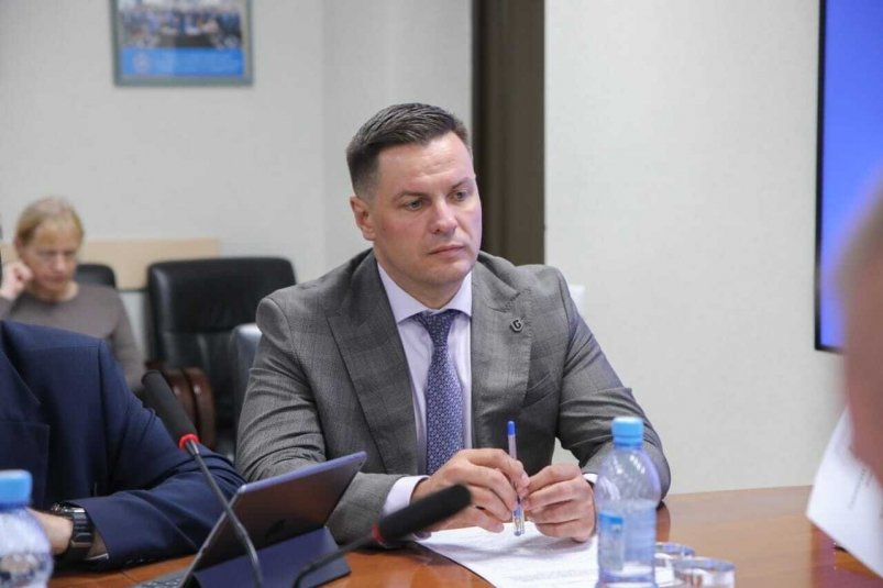 На Сахалине примут отдельную программу по ремонту подвалов На Сахалине начали решать давнюю проблему — затопленные подвалы жилых домов. По поручению губернатора Валерия Лимаренко капремонт таких помещений стал задачей первостепенной важности. В приоритете — дома, где подземные уровни регулярно страдают от грунтовых вод и старых канализационных систем. «В рамках стартовавшей весной программы капитального ремонта на текущий момент отремонтировали лишь один подвал в Южно-Сахалинске», — отметил министр ЖКХ Дмитрий Аристархов. Он добавил, что до конца мая в порядок в приведут ещё два. Основной фронт работ придётся на лето. Всего в этом году должны обновить 141 подвал, а к 2027-му — более трёхсот. Однако губернатор настаивает на том, что растягивать работы на три года недопустимо. Жалобы от жителей поступают почти каждый день, с начала года их уже 342. Валерий Лимаренко потребовал ускорить темпы и сосредоточиться не на косметике, а на замене изношенных инженерных сетей, от которых напрямую зависит состояние подвалов. Программа охватит все 18 муниципалитетов области и станет основой для комплексного решения одной из самых «влажных» коммунальных проблем региона. #Сахалин #замгубернатора