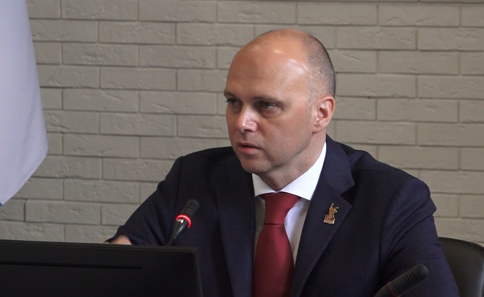 Алексей Беспрозванных запретил вывозить картофель из Калининградской области в условиях дефицита По словам главы региона, картофель вывозят небольшими объёмами, но всё же от этой практики необходимо отказаться: — Пока мы сами не самообеспечились по картофелю, не нужно вывозить больше картофель из нашего региона, — сказал Беспрозванных. Губернатор поручил министру сельского хозяйства Калининградской области Артёму Иванову встретиться с аграриями и обсудить новые меры. КАСКАД Прислать новоcть