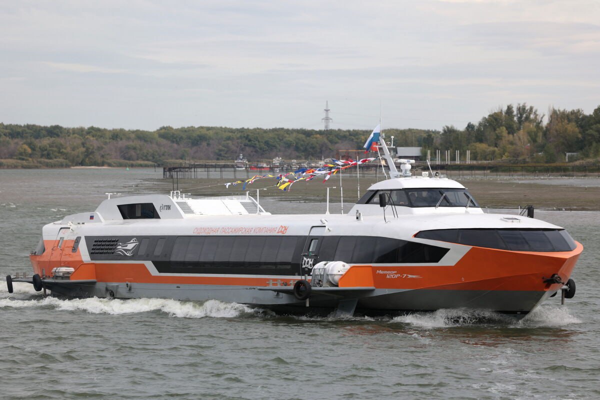 На крыльях по воде из Ростова в Мариуполь Легендарный Метеор может связать Ростов на Дону и Мариуполь уже в 2026 году Об этом заявил директор судоходной компании Дон Герман Лопаткин В планах не просто один маршрут а целая сеть Ростов на Дону Мариуполь С заходом в Бердянск и Ейск А также рейсы в Волгоградскую область и Таганрог Следующий год станет испытательным для нового судна domostroyrf