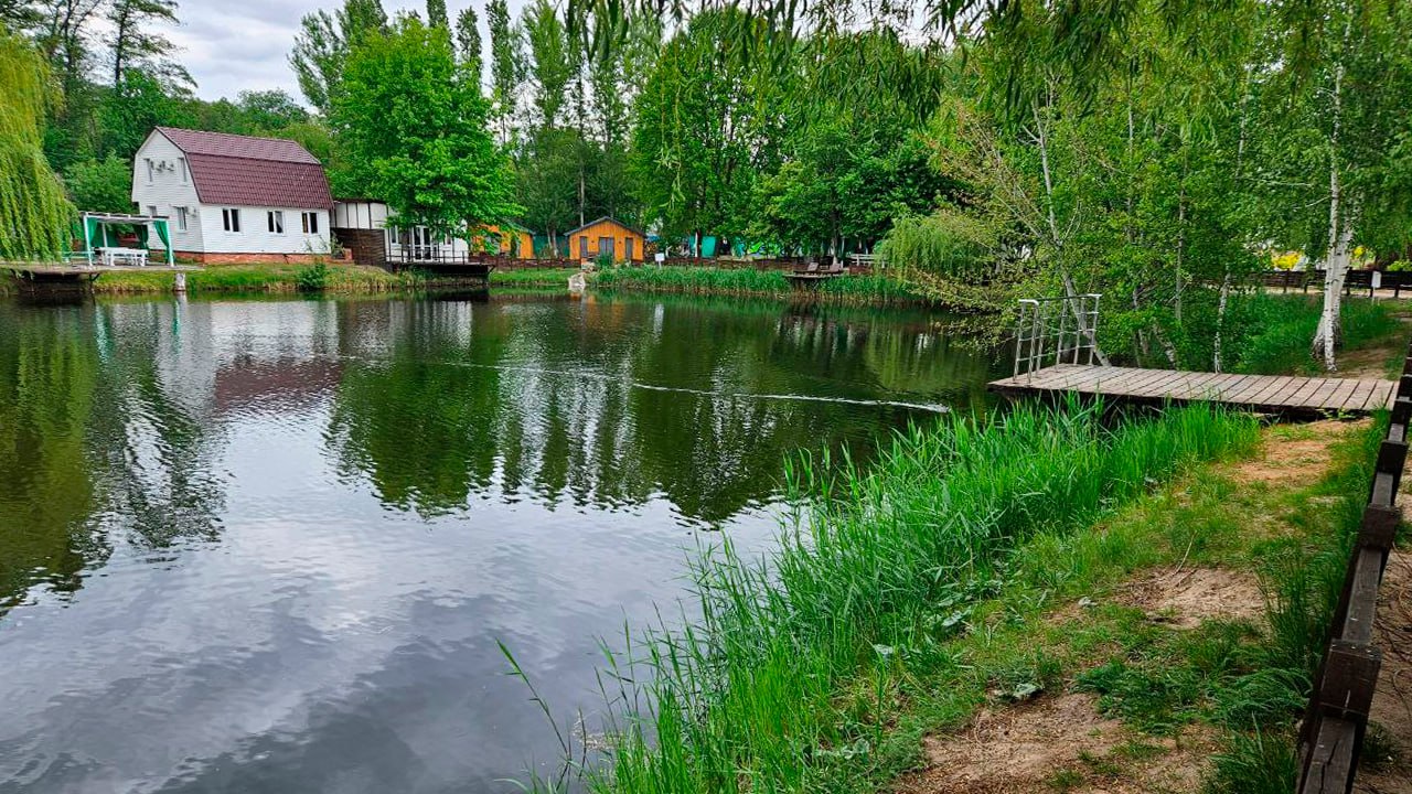 На базе отдыха Makardi погибла 12-летняя девочка Сёстры 6 и 12 лет начали тонуть вчера в пруду на территории базы семейного отдыха. Младшую удалось спасти. Старшая сестра ушла под воду. Очевидцы и отец смогли достать девочку, но спасти её не удалось – она умерла в скорой. Возбуждено уголовное дело. Большой воронежский. Подписаться