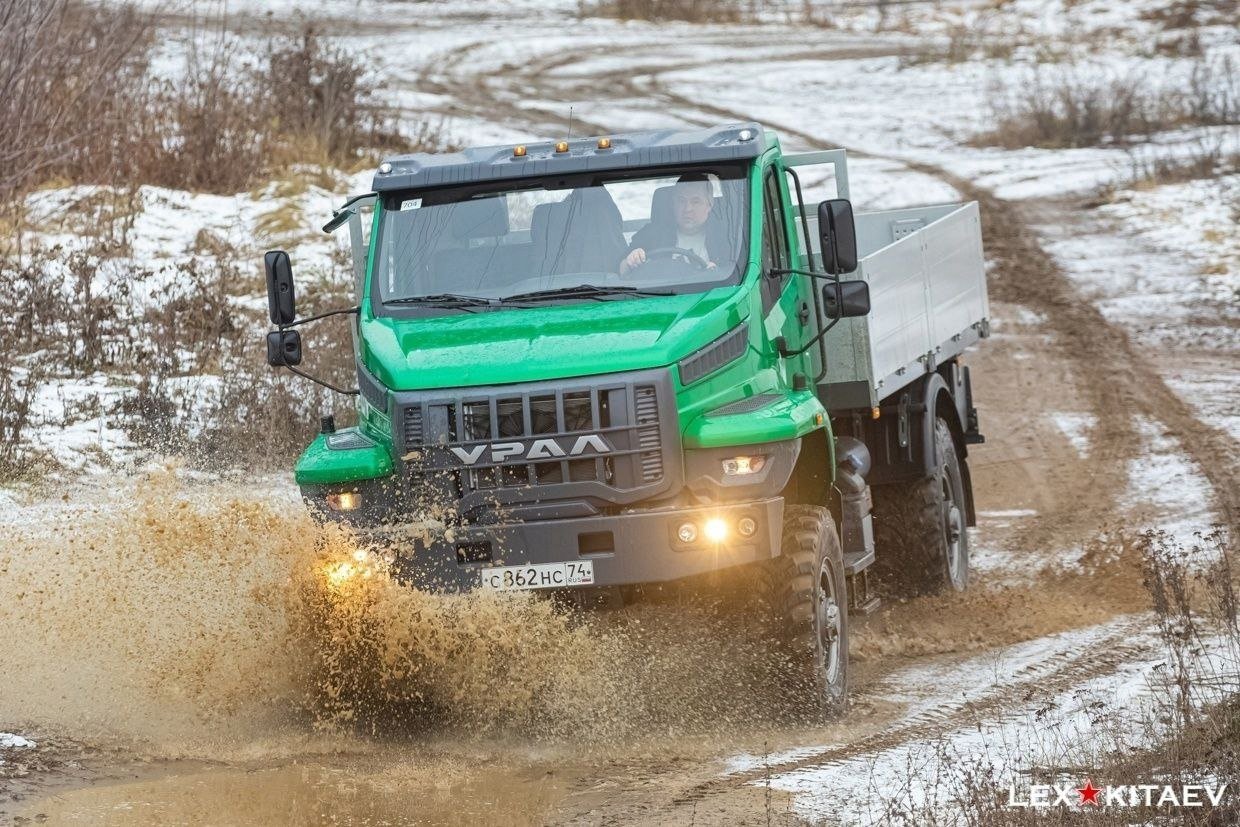 ДАН СТАРТ ПРОИЗВОДСТВУ ОБНОВЛЕННОГО «УРАЛА-80»  Первый образец нового грузовика «Урал-80» автозавод «Урал» выпустил в конце прошлого года, а сейчас начали выпускать модернизированную машину, в которой учтены замечания испытателей. «Урал-80» имеет капотную компоновку, но за совокупность качеств  проходимость, маневренность и мощность  его называют преемником легендарного «ГАЗ-66».  Грузоподъемность «Урала-80» составляет 4 тонны. Машина оснащается четырехцилиндровым дизельным мотором ЯМЗ-535 мощностью 238 л.с. Есть полный привод, а мосты — отечественные, собственной разработки миасского автозавода.   «Урал-80» получил кабину от «Урала Next», но она укороченная — моторный отсек, вмещавший 6-цилиндровый ЯМЗ-536, оказался избыточным для 4-цилиндрового ЯМЗ-535. Рабочий объем двигателя составляет 5,1 литра, крутящий момент достигает 900 Нм, а заявленный ресурс — 1 млн км пробега.  Источник: Quto. ru  #времявперёд!