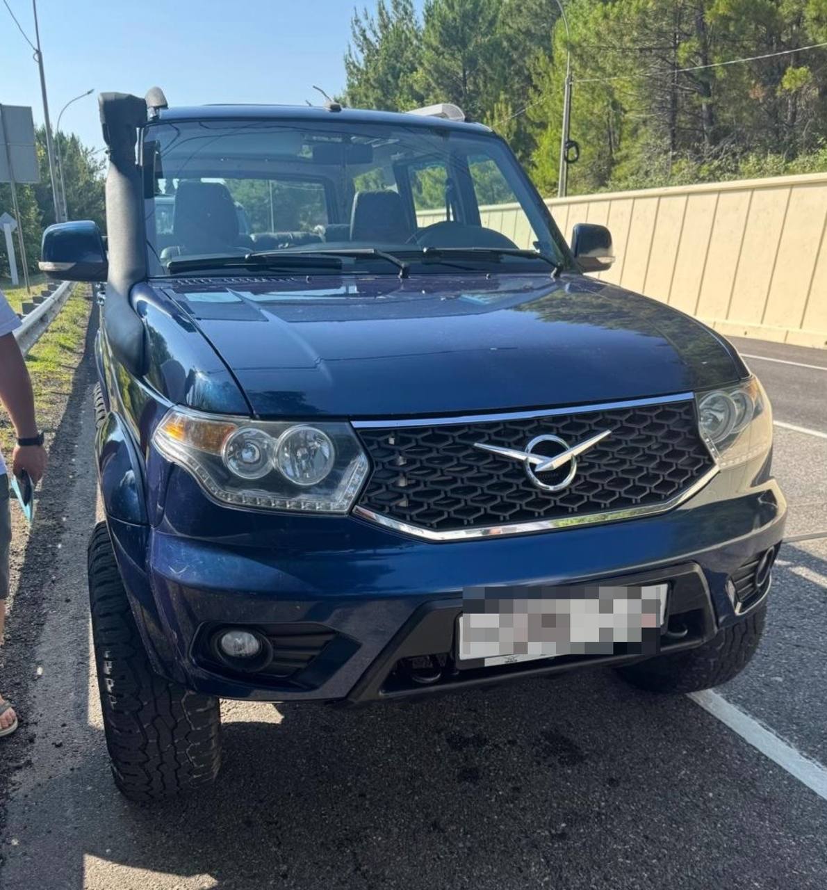 Очередной рейд по джипингу провели в Лазаревском районе Сочи Сотрудники отдела по исполнению административного законодательства УВД по городу Сочи совместно с Госавтоинспекцией провели рейд и выявили нарушителя – водителя «УАЗа», который организовывал экскурсии по бездорожью без специального разрешения. В отношении него полицейские составили протокол по ч. 2 ст. 14.1 КоАП РФ, на автомобиль наложили арест. Напоминаем! Оказание услуг без лицензии незаконно и влечёт ответственность! Будьте бдительны и выбирайте только легальные туры. Полиция Сочи