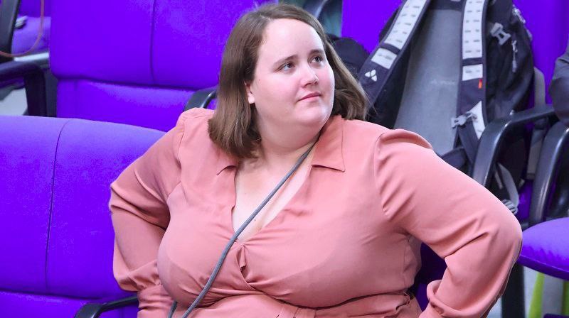 Создатель соцсети Gab Эндрю Торба отказался платить штраф в 31 тысячу долларов Его наложило немецкое правительство за нарушение закона о правоприменении в сети Этот закон требует от владельцев платформ удалять контент по запросу властей Штраф был наложен за неподчинение когда полиция потребовала данные пользователя который назвал депутата толстым Gab AI была отключена от платёжного сервиса за разжигающий ненависть контент