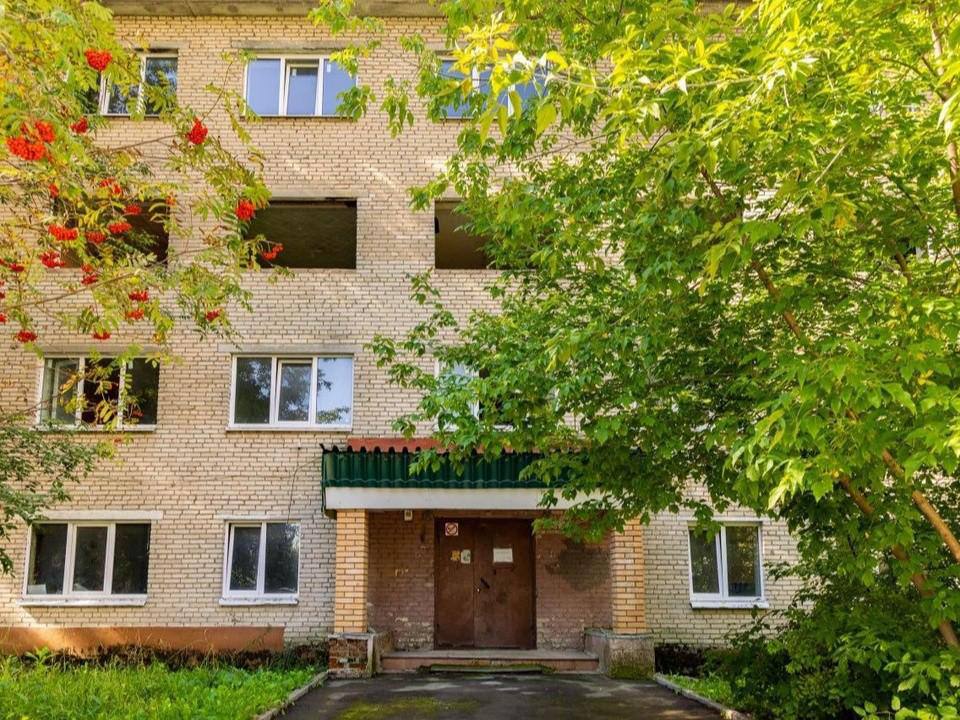 В Подмосковье старое общежитие превратят в современную гостиницу В Лобне началась реализация проекта по реконструкции старого общежития на улице 40 лет Октября в современную гостиницу сообщили в администрации городского округа Здание передано в аренду в рамках программы поддержки малого и среднего бизнеса без проведения торгов Проект предполагает создание 70 номеров различных категорий а также строительство ресторана и веранды Наш город расположенный рядом с аэропортом Шереметьево остро нуждается в современных гостиницах Мы решили эту проблему дав старт масштабному проекту отметила глава Лобни Анна Кротова Сейчас в Московской области на этапе строительства находится более 4 тыс номеров с заявленным сроком ввода с 2026 до 2028 года Новости Отели НовыйОтель ОтелиПодмосковья Новости Отелей