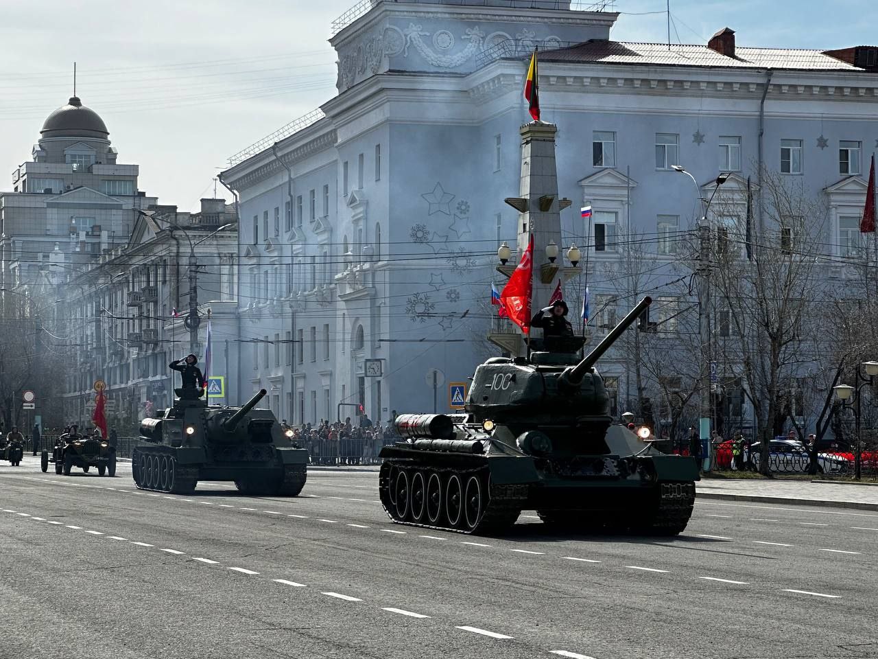 Сегодня в Чите пройдёт первая репетиция парада Победы с техникой, до этого они были без механизированной колонны. Она начнётся на площади Ленина в 10.00. С 7.45 до 14.00 в центре Читы перекрыли движение для любого транспорта. Карта перекрытий на сегодня и на другие дни репетиций здесь Фото Марины Мурзиной