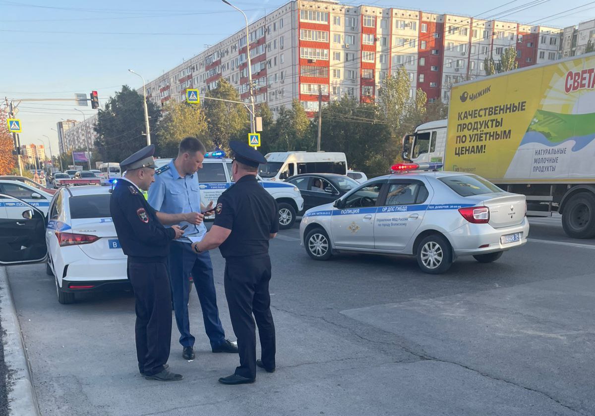 Маршрутка насмерть сбила девочку на самокате в Волжском ДТП произошло на пересечении улиц Оломоуцкой и Мира Девятилетний ребенок пересекала дорогу на разрешающий сигнал светофора В прокуратуре сообщили что проводят проверку Подписаться Перейти на сайт
