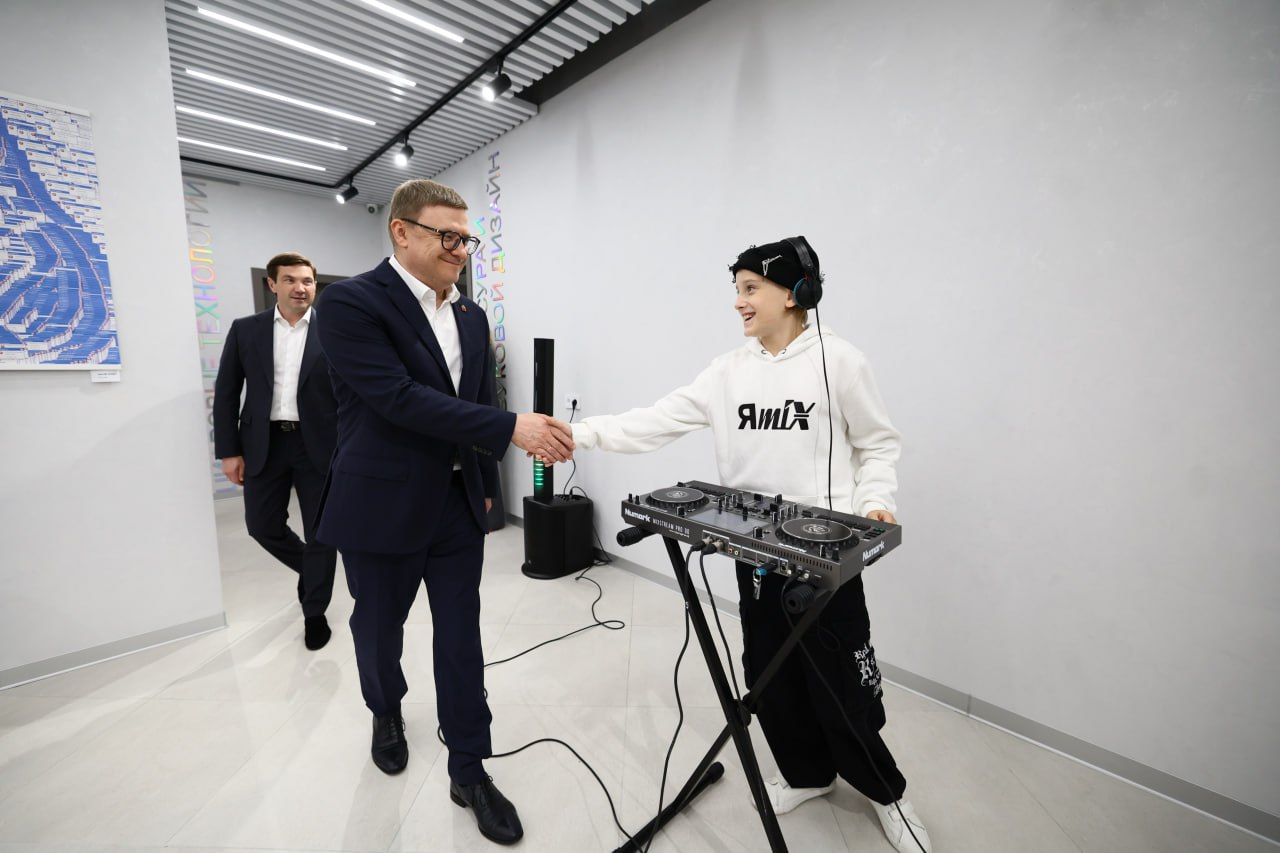 В Челябинске открылась первая школа креативных индустрий Школа креативных индустрий Легко образовательный проект созданный по инициативе губернатора Алексея Текслера в рамках государственной программы Развитие культуры Школа предлагает бесплатное дополнительное образование для подростков 12 18 лет по направлениям звукорежиссура электронная музыка фото и видеопроизводство анимация 3D графика дизайн VR и AR технологии театральные технологии Учебная программа рассчитана на два года в первый год школьники изучают основы всех направлений во второй выбирают специализацию для собственного творческого проекта После успешной аттестации выдается свидетельство об окончании Школа Легко замечательный проект Все начинается с образования творческих детей которые потом будут развивать свои таланты и вовлекаться в экономику сказал губернатор на открытии школы poolN74 eugenejut