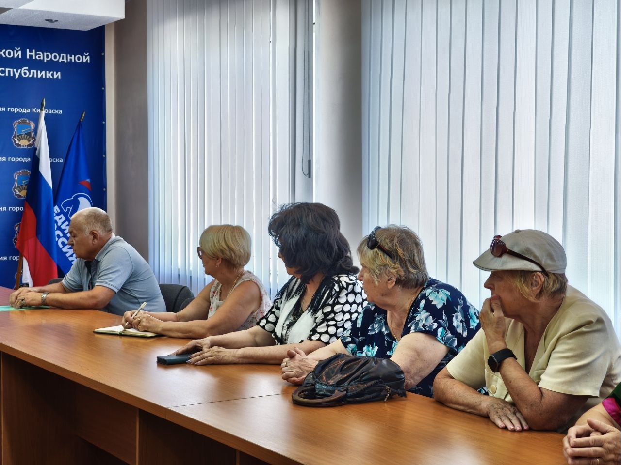В Кировске прошла очередная встреча с активными жителями по обсуждению «Народной программы» Сегодня, 31 июля по поручению Секретаря Кировского местного отделения партии «Единая Россия» Виктории Сергеевой, первый заместитель Главы городского округа Василий Ткачев провел встречу с Кировчанами в рамках которой обсудили реализацию «Народной программы». Встреча прошла в активном диалоге с жителями. Василий Васильевич ответил на все волнующие вопросы. Обсудили планы по развитию города, благоустройство территорий. Кировчане активно высказывали свои предложения и замечания, делились видением будущего города. Важно, что мнение каждого жителя было услышано. Подобные встречи с жителями – важная часть моей работы. Они позволяют держать руку на пульсе, оперативно реагировать на запросы кировчан и вместе находить оптимальные решения для развития город. #ЕдинаяРоссия#ЕР81#НароднаяПрограммаЕР