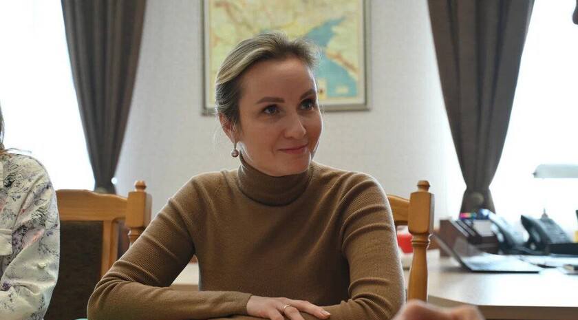 Больше полусотни семей из исторических регионов, попавших в трудные жизненные ситуации, сохранили детей благодаря помощи Уполномоченного при Президенте РФ по правам ребенка Марии Львовой-Беловой. Это промежуточные итоги с января по апрель этого года. «Ведется работа по совершенствованию системы профилактики социального сиротства. В июле 2024 года по поручению Президента России Владимира Путина мы начали Всероссийскую инспекцию профилактики социального сиротства», — рассказала Львова-Белова ЛИЦ. #молодежь