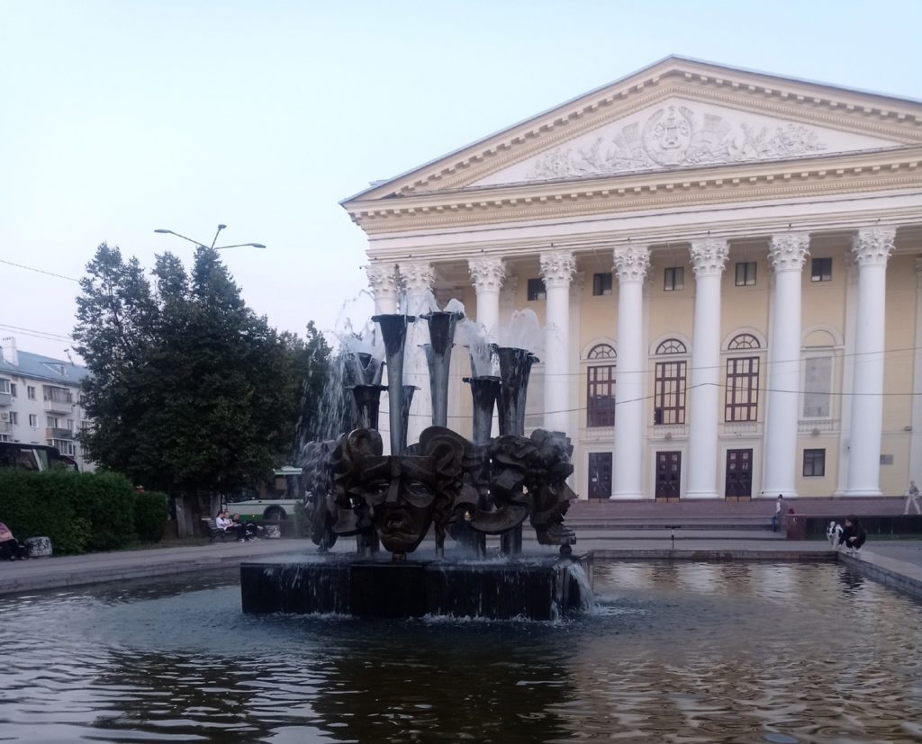 В Рязани запустили фонтаны Сегодня в областном центре запустили фонтаны. Они работают на Театральной площади, Лыбедском бульваре, а также на площадях Ленина и Победы, на Московском шоссе. В Кремлевском сквере фонтан планируют включить после майских праздников. Об этом сообщает городская администрация. Перед включением на всех фонтанах специалисты провели работы по расконсервации после зимы. Они сняли защитные купола, установили оборудование, в частности, насосы, которые на зиму демонтируются, очистили чаши, провели проверку электрооборудования и форсунок. После этого чаши заполнили водой и сделали пробный запуск. В целом процесс подготовки каждого фонтана к летней работе занимает от нескольких дней до недели. Фонтаны будут работать по погодным условиям до сентября. При этом один-два раза в месяц будут проводиться технические отключения. Фото из архива РВ