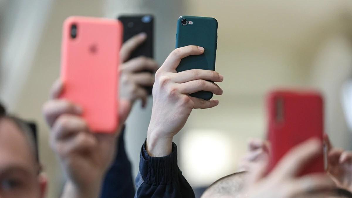 В 2025 г совокупный трафик публичных WiFi сетей в России увеличился в 10 6 раза по сравнению с предыдущим годом до 13 8 млн ТБ следует из анализа рынка проведенного оператором Hot WiFi В 2024 г совокупный трафик публичного WiFi составлял около 1 3 млн ТБ Отдельно по Москве трафик в общественных точках доступа WiFi вырос в те же 10 6 раза до 2 07 млн ТБ подсчитали аналитики Hot WiFi Речь идет о точках WiFi доступа в общественных местах например в магазинах или ресторанах Рост потребления публичного интернета сопровождался изменением пользовательского поведения отмечают аналитики Hot WiFi Средняя длительность сессии подключения к публичному WiFi увеличилась на 12 8 год к году до 79 95 часа в 2025 г Это говорит о том что пользователи все чаще воспринимают такие сети не как вспомогательный канал проверить сообщения а как полноценный доступ в интернет для видео работы и сервисов с высоким потреблением данных Это отражает общий тренд на смещение трафика в сторону WiFi в общественных пространствах и снижение зависимости от мобильного интернета в точках массового присутствия людей Telegram Дзен MAX