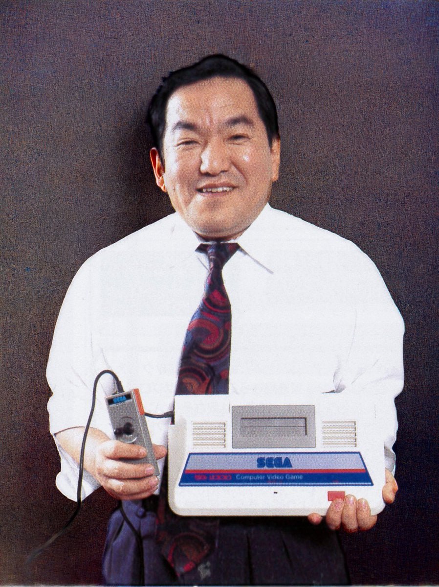 Умер создатель легендарной игровой приставки Sega На 78 году жизни скончался Хидеки Сато который курировал создание всех популярных игровых консолей компании Sega в XX веке в том числе Mega Drive Sega Saturn и Dreamcast Издание Kotaku уточнило что разработчик умер 13 февраля Sega выпустила первую 8 битную консоль SG 1000 в 1983 году В конце 1980 х начале 1990 х годов в эти приставки играли миллионы человек по всему миру Подписаться на truekpru Читать нас в MAX