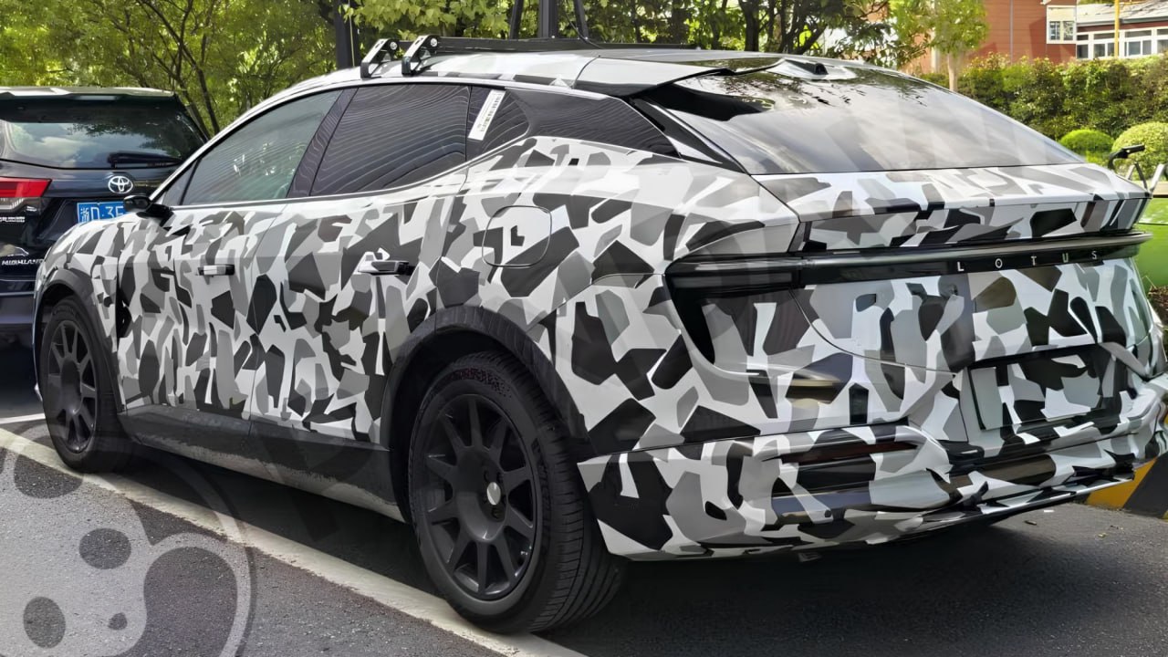 Lotus Eletre PHEV замечен в Китае 900 В до 1 100 км хода и новая стратегия бренда   Lotus готовит поворот к гибридам на дорогах Китая заметили Eletre с PHEV установкой Камуфляж не скрывает главное под бампером виден выхлоп на левом крыле появилась лючок под топливо а в остальном это знакомый Eletre По инсайдам гибридный Eletre получит 900 вольтовую архитектуру и суммарный запас хода порядка 1 100 км Официальных характеристик пока нет но логично ожидать узлы от материнской Geely Переход шаг прагматичный полностью электрический Eletre не стал хитом и Lotus объявил курс на расширение линейки гибридами к 2028 году Если ставка сыграет Eletre PHEV может стать тем самым мостом между имиджем и спросом Интересно насколько глубоко Lotus перетрясёт шасси и электронику под гибрид и сохранит ли ту острую лотусовскую управляемость Ждём официальных цифр по мощности и расходу тогда и поймём получился ли у бренда нужный баланс pandaway shortnews LotusEletre