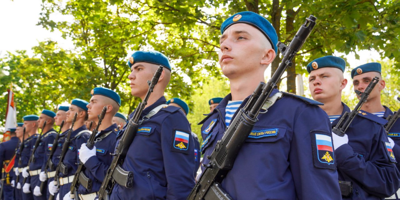 В Ивановской области пройдут мероприятия, приуроченные к 95-й годовщине образования Воздушно-десантных войск России Программа на 2 августа в городе Иваново: в местечке Балино состоится возложение цветов; в Сквере десантников пройдёт традиционный митинг с торжественным прохождением парадного расчета; на Аллее Славы Воздушно-десантных войск на новой набережной Уводи —патриотический концерт, угощение солдатской кашей, стрелковый тир, мастер-классы и интерактивные площадки, плетение маскировочных сетей и многое другое. Мероприятия, посвященные годовщине образования Воздушно-десантных войск, пройдут и в других муниципалитетах региона.