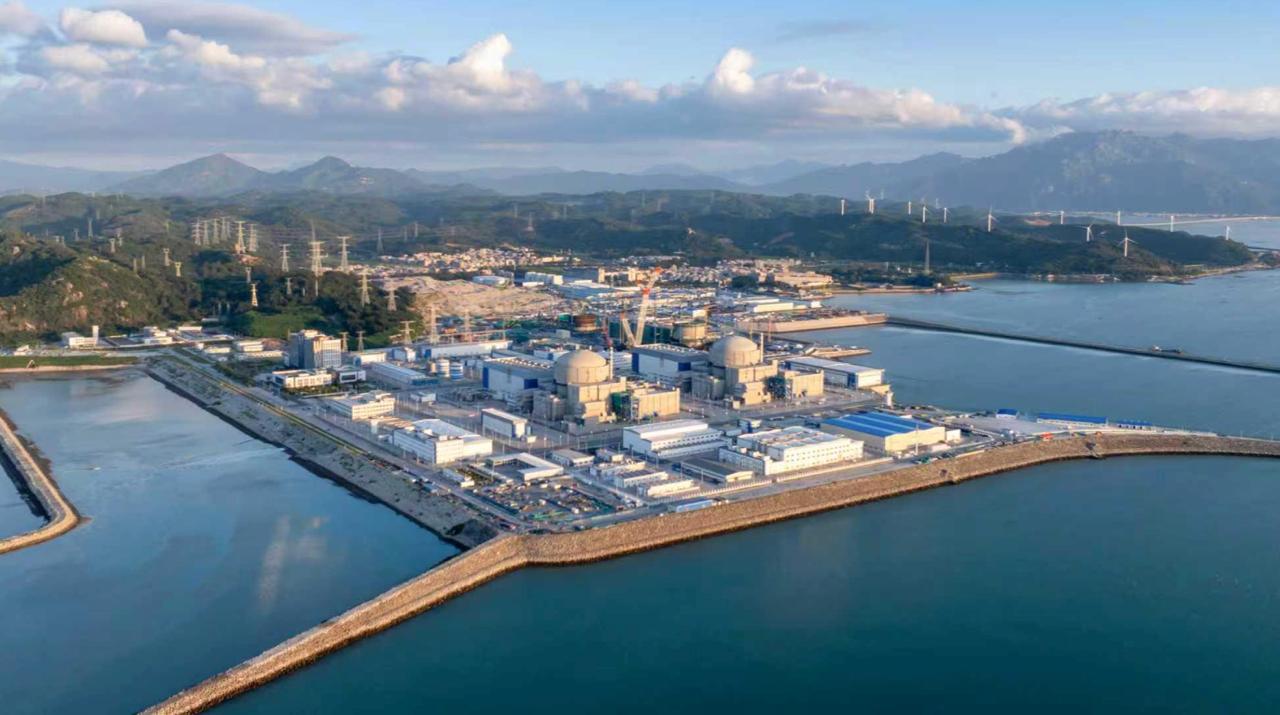 Сегодня второй энергоблок Чжанчжоуской атомной электростанции с реактором Хуалун 1 Hualong One введен в коммерческую эксплуатацию после успешного завершения 168 часовй тестовой работы на полной мощности Ведется строительство энергоблоков 3 и 4 на энергоблоках 5 и 6 ведутся подготовительные работы Китайцы называют свою технологию Хуалун 1 ключевым элементом в переходе Китая от крупной ядерной державы к мировому лидеру в области атомной энергетики