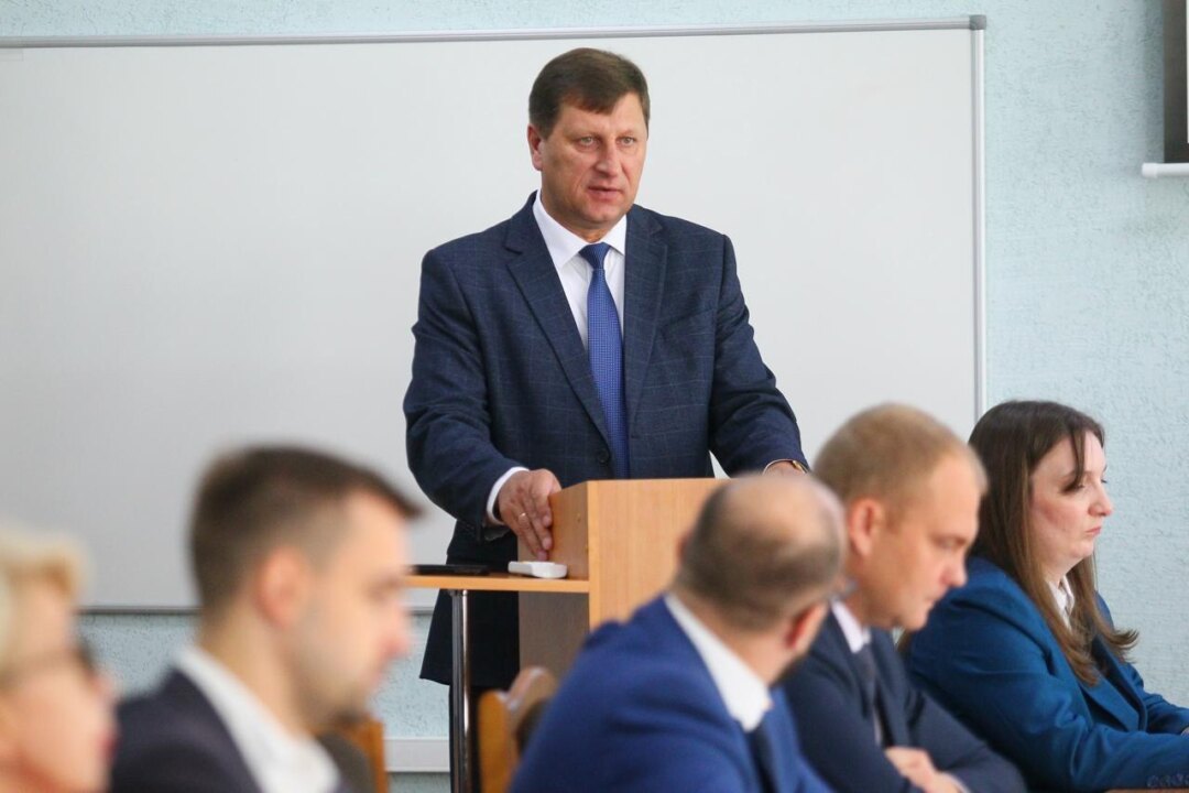Совет депутатов города Оби избрал нового главу администрации Им стал Сергей Синяев с 2021 года возглавляющий Усть Таркский район Официально он вступит в должность после инаугурации в октябре Об этом в своем ТГ канале сообщил зампред правительства Новосибирской области министр региональной политики Роман Бурдин Не понаслышке знаю насколько непроста работа главы города Поэтому хочу поблагодарить Павла Буковинина который руководил Обью с 2020 года за его вклад в развитие города и ответственное отношение к делу Считаю что глава должен обладать ясным видением стратегическим мышлением и уметь взаимодействовать с местными сообществами говорится в сообщении В конкурсе на должность главы Оби участвовали восемь кандидатов Подробнее по ссылке