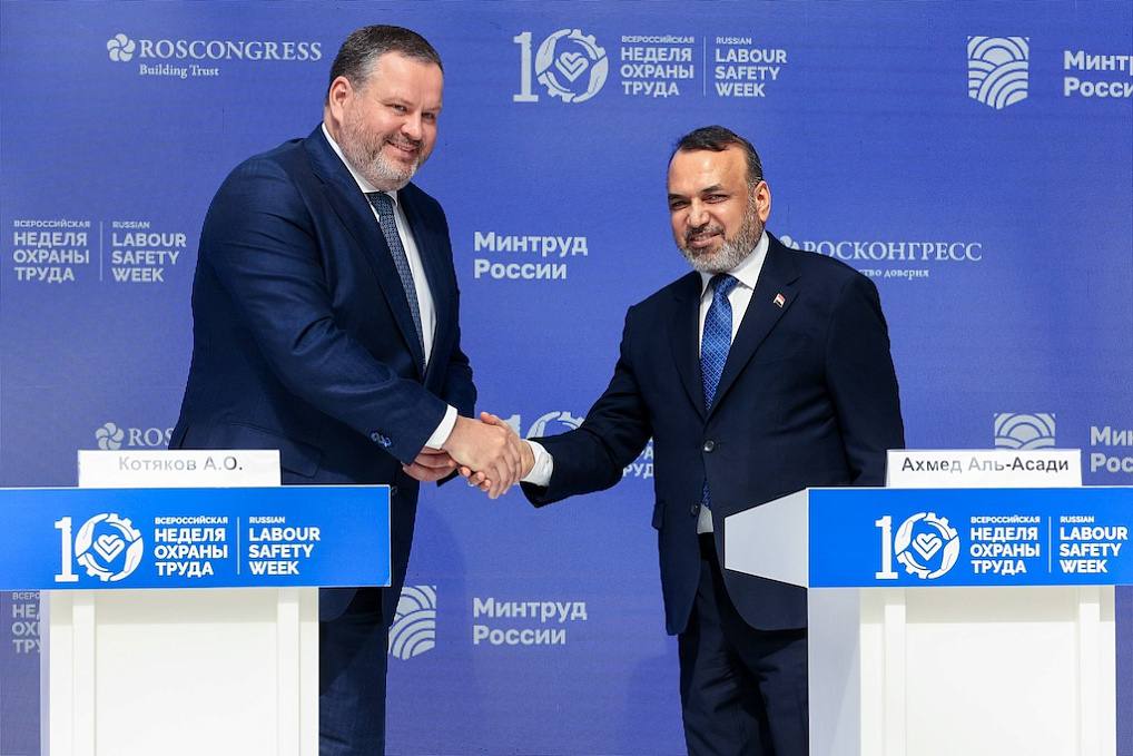 На полях ВНОТ Россия и Ирак подписали меморандум о сотрудничестве в сфере труда и соцзащиты Документ заверили министр труда и социальной защиты России Антон Котяков и министр труда и социальных дел республики Ирак Ахмед Аль Асади Стороны договорились развивать двустороннее сотрудничество включая обмен опытом организовывать совместные исследования проводить регулярные консультации по вопросам социальной защиты населения и совершенствования систем труда Подробнее roscongress