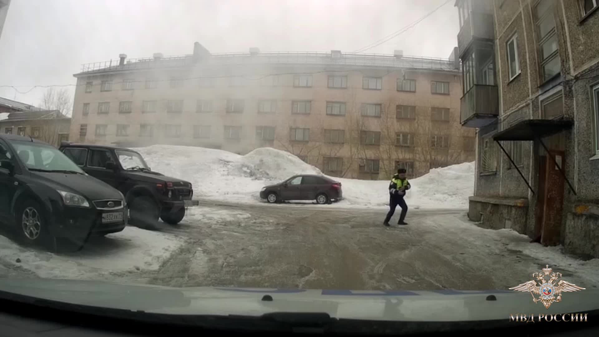 Полицейские Воркуты награждены за эвакуацию жителей при пожаре